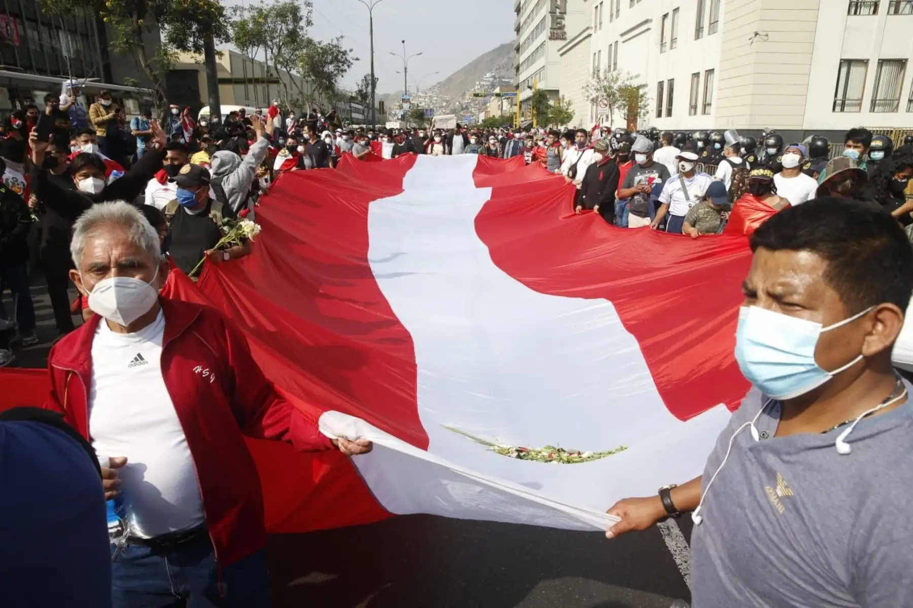 El público reacciona luego de conocer la designación de Francisco Sagasti como nuevo Presidente del Perú. Foto: ANDINA/Eddy Ramos