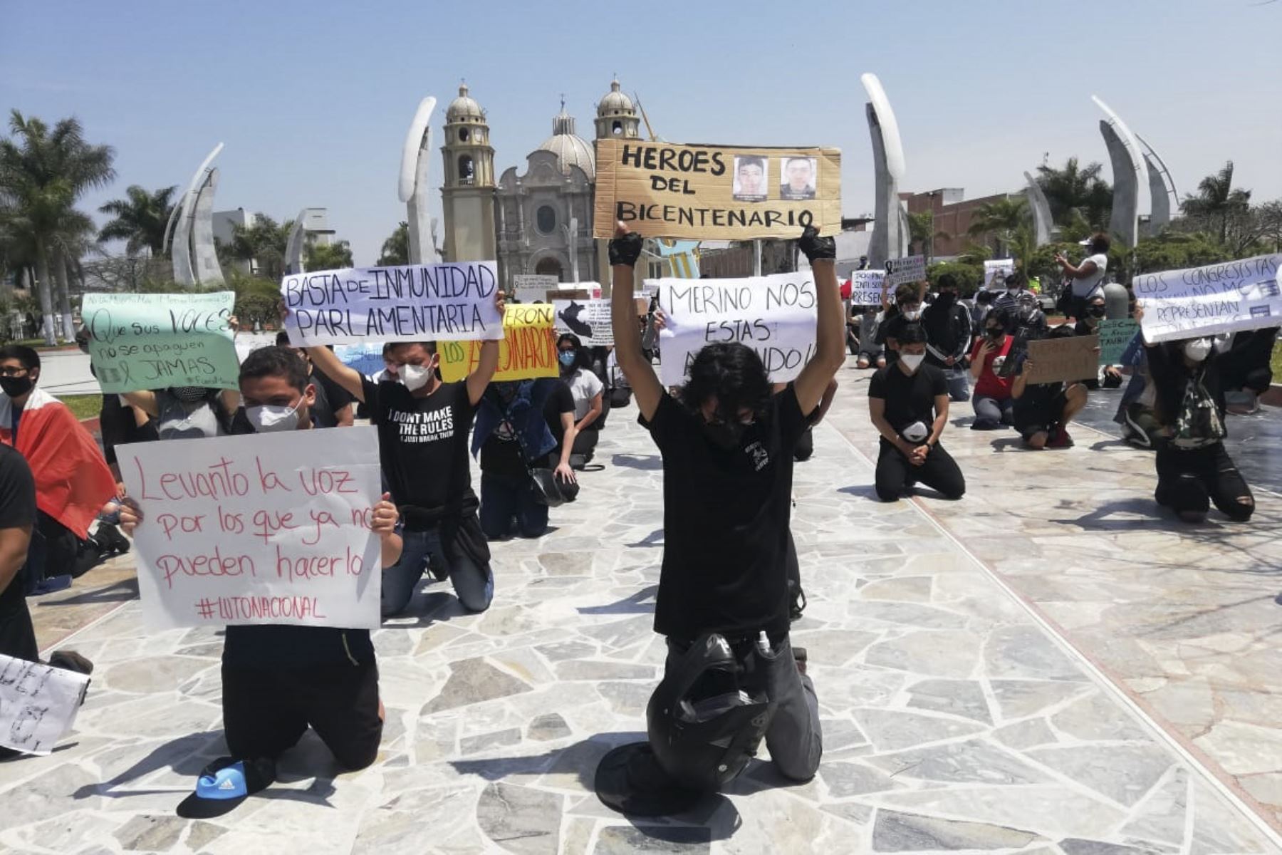 Cientos de jóvenes chimbotanos se congregaron en plazas para rendir homenaje a los jóvenes universitarios Jack Pintado e Inti Sotelo. Foto: ANDINA/Difusión