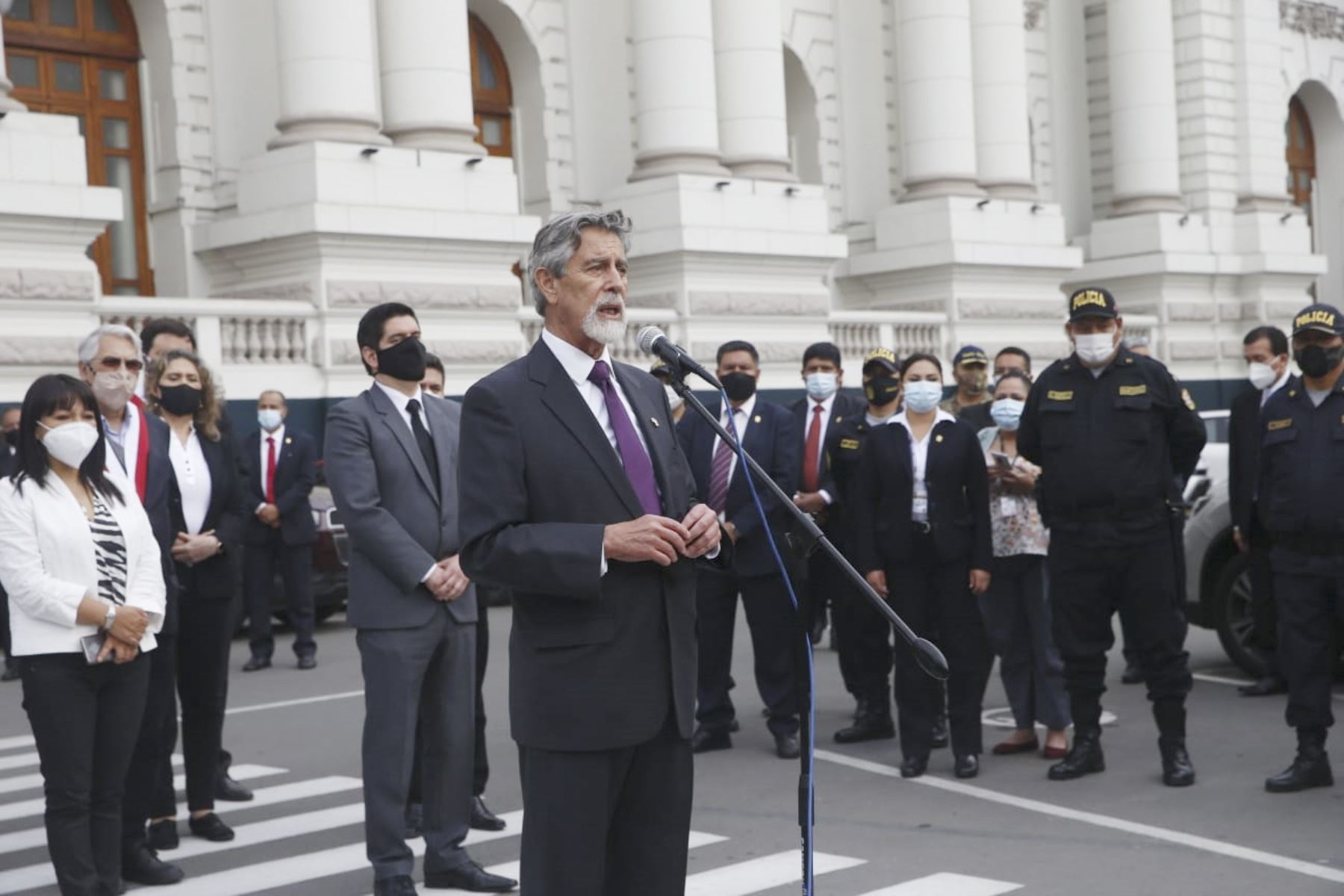 Francisco Sagasti declara a la prensa en los exteriores del Congreso. Foto: ANDINA/Eddy Ramos