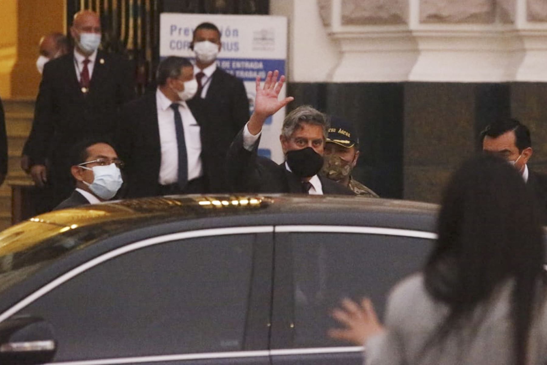 Francisco Sagasti se retira del Congreso y saluda al público en los exteriores del Parlamento. Foto: ANDINA/Eddy Ramos