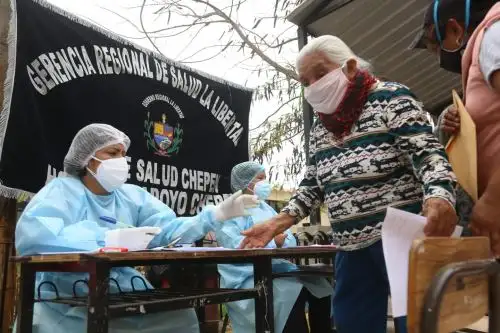 Durante el 15 de noviembre se registraron los resultados de 13,237 personas muestreadas, de los cuales 445 fueron casos sintomáticos confirmados de ese día. Foto: ANDINA/Minsa