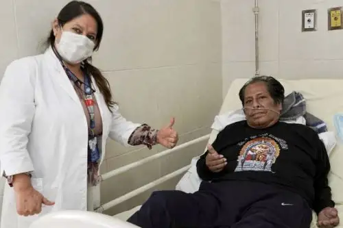 El músico Hernán Condori ingresó en agosto al hospital Hipólito Unanue por la baja saturación de oxígeno en su sangre tras una recaída por el covid-19, enfermedad que le arrebató a su madre, padrastro y hermano. Foto: ANDINA/Difusión
