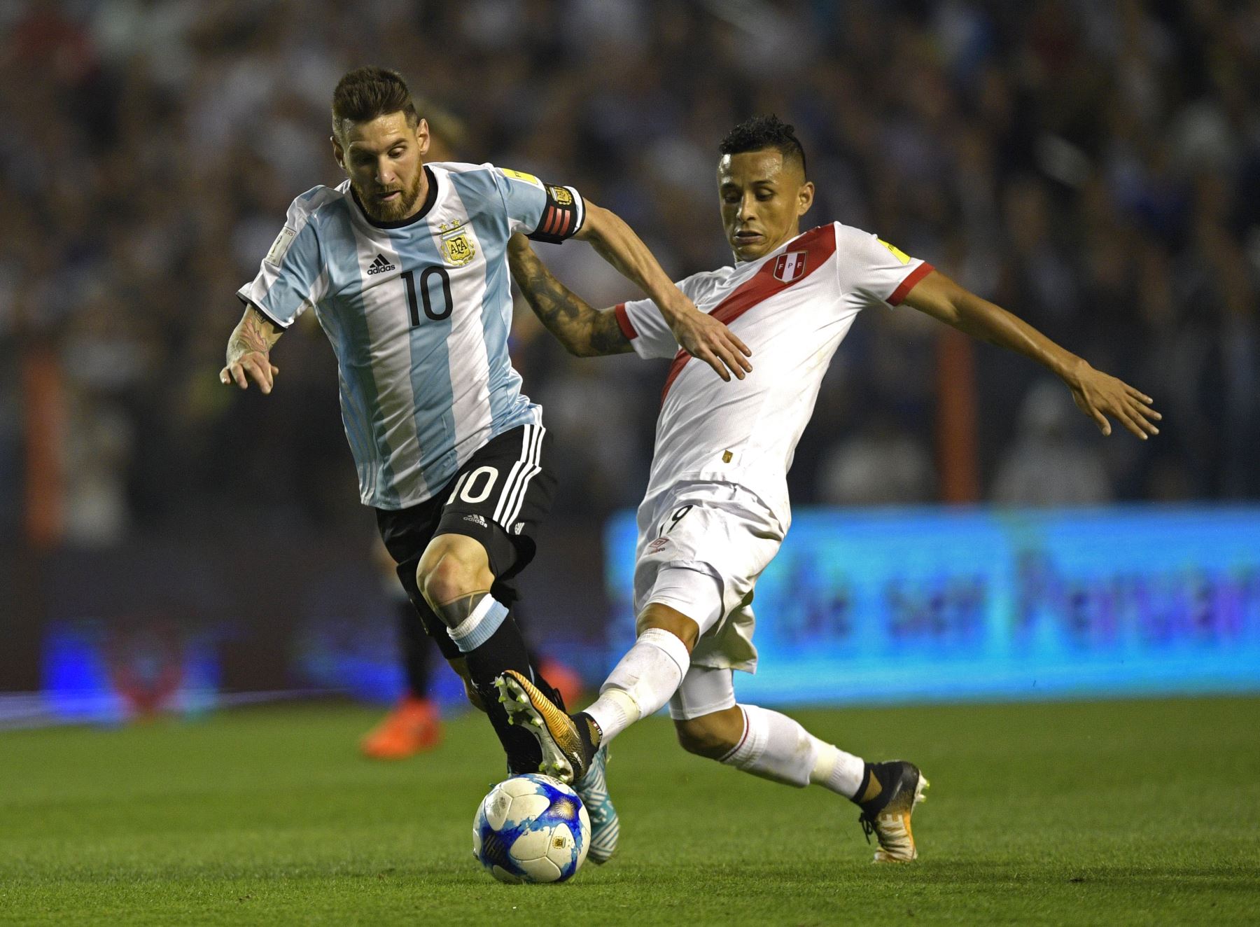 La selección peruana enfrenta a Argentina con la necesidad de ganar