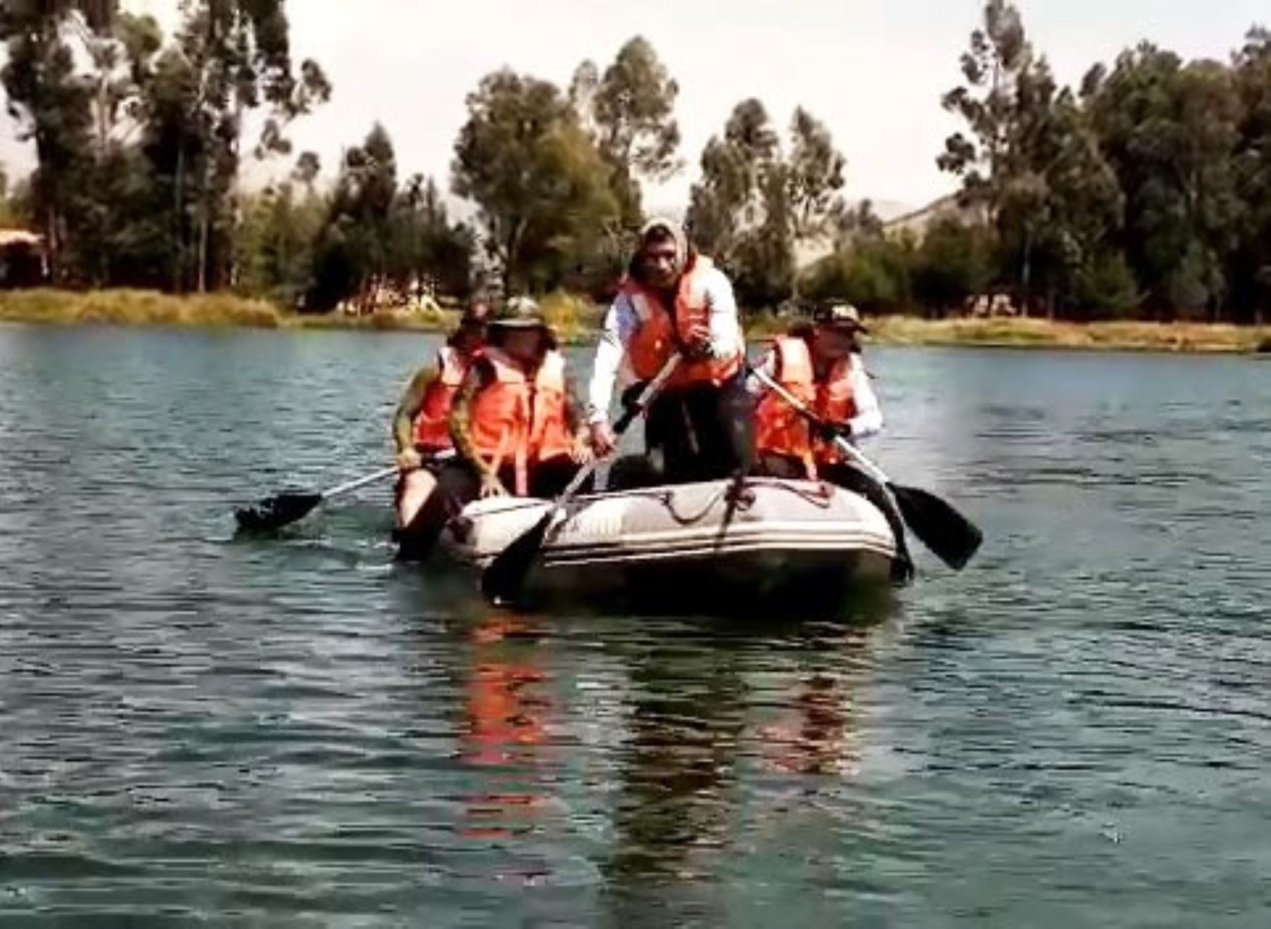 Autoridades de Junín buscan a joven desaparecido cuando nadaba en la laguna Ñahuinpuquio.