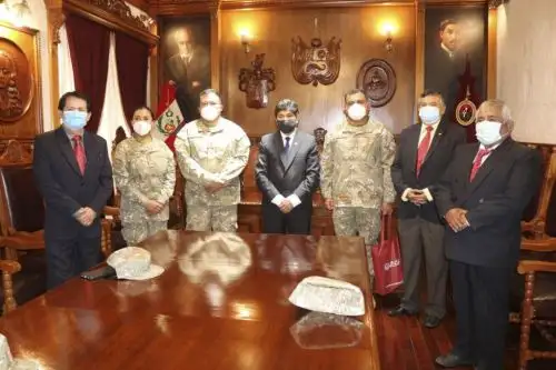 El jefe del Cemae, coronel EP José Luis Tineo Jiménez, se reunió con el rector de la UNSA, Rohel Sánchez Sánchez, para coordinar el apoyo interinstitucional.