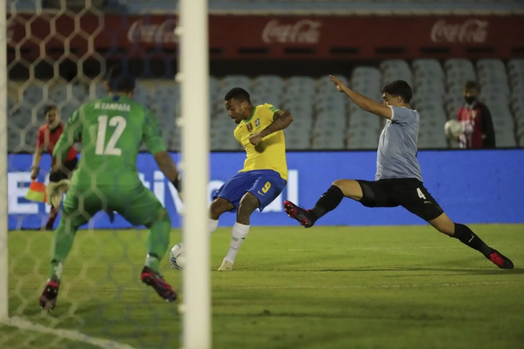 El brasileño Gabriel Jesus (C) golpea el balón cuando es desafiado por el uruguayo Agustín Oliveros durante su partido de fútbol a puertas cerradas clasificatorio sudamericano para la Copa Mundial de la FIFA 2022 en el Estadio Centenario en Montevideo. Foto: AFP