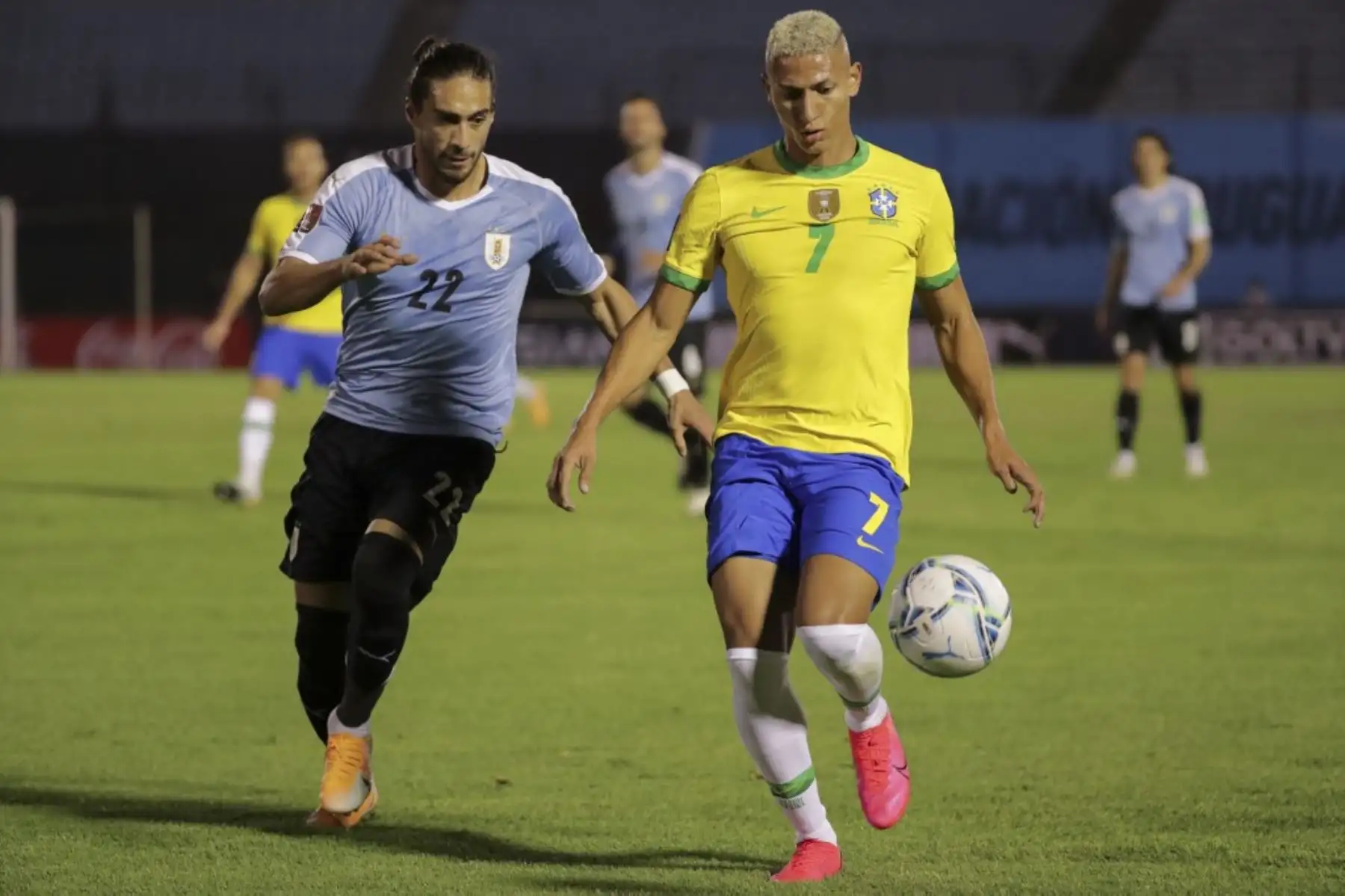 El uruguayo Martín Cáceres (izq.) Y el brasileño Richarlison compiten por el balón durante su partido a puerta cerrada clasificatorio sudamericano para la Copa Mundial de la FIFA 2022 en el Estadio Centenario de Montevideo. Foto: AFP