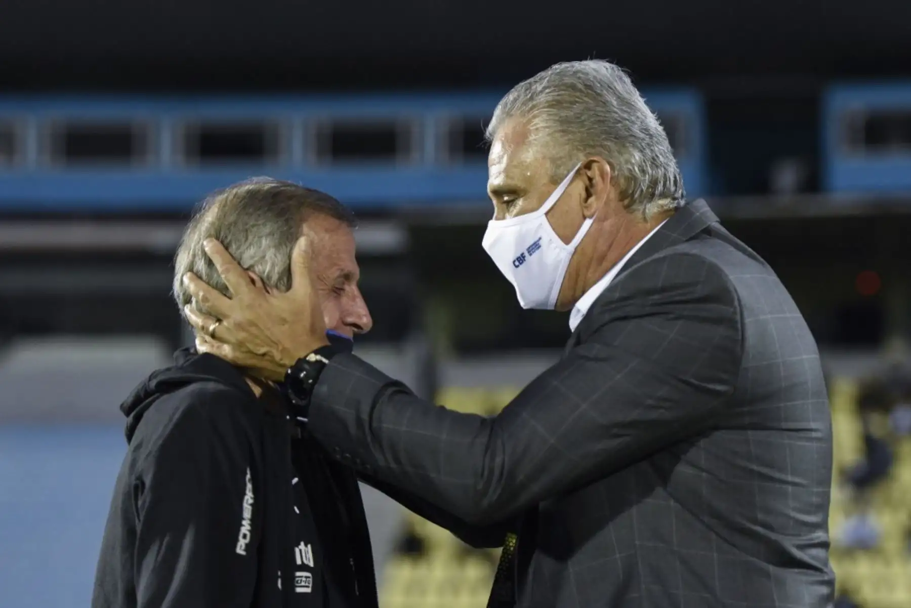 El entrenador uruguayo Oscar Washington Tabarez (izq.) Y el técnico brasileño Tite se saludan antes de su partido de fútbol clasificatorio sudamericano a la Copa Mundial de la FIFA 2022 a puerta cerrada en el Estadio Centenario de Montevideo. Foto: AFP
