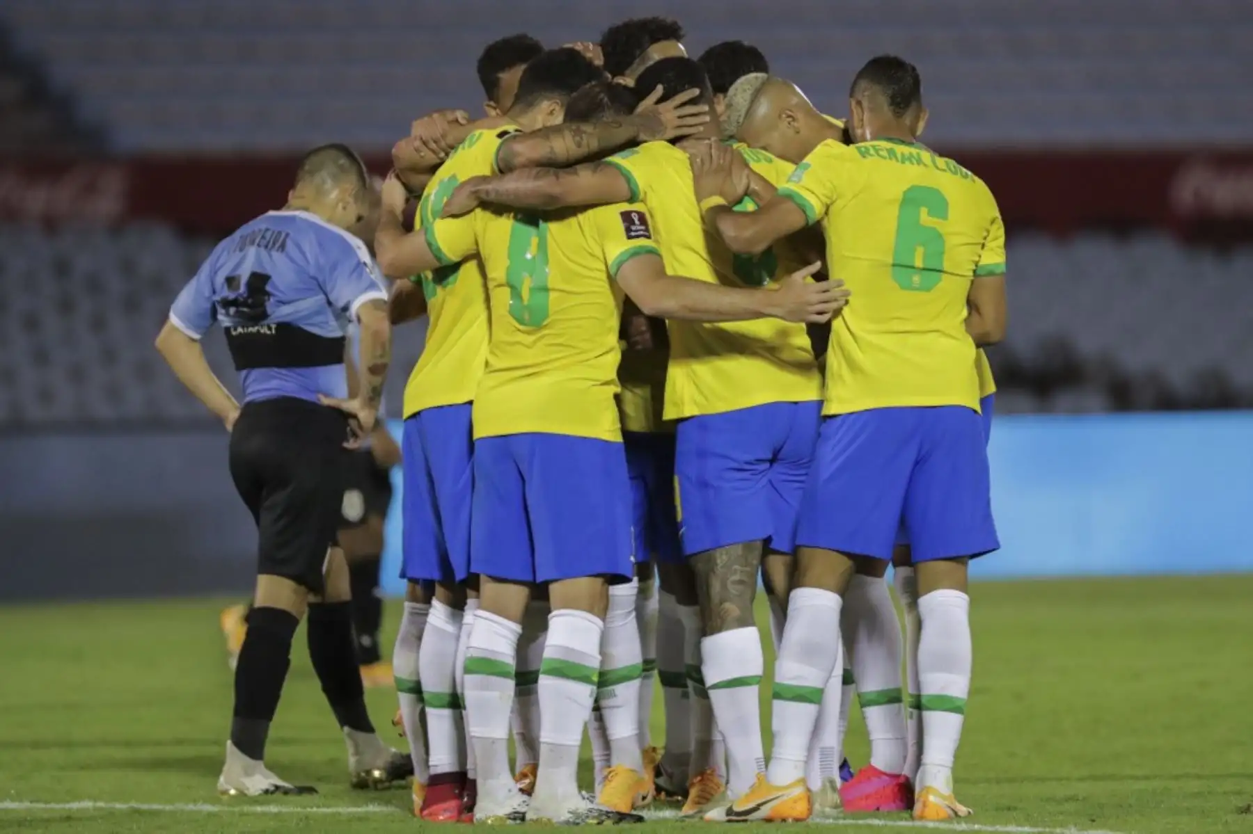 Arthur (8) de Brasil celebra con sus compañeros de equipo tras anotar contra Uruguay durante su partido de fútbol a puertas cerradas clasificatorio sudamericano para la Copa Mundial de la FIFA 2022 en el Estadio Centenario de Montevideo, Foto: AFP
