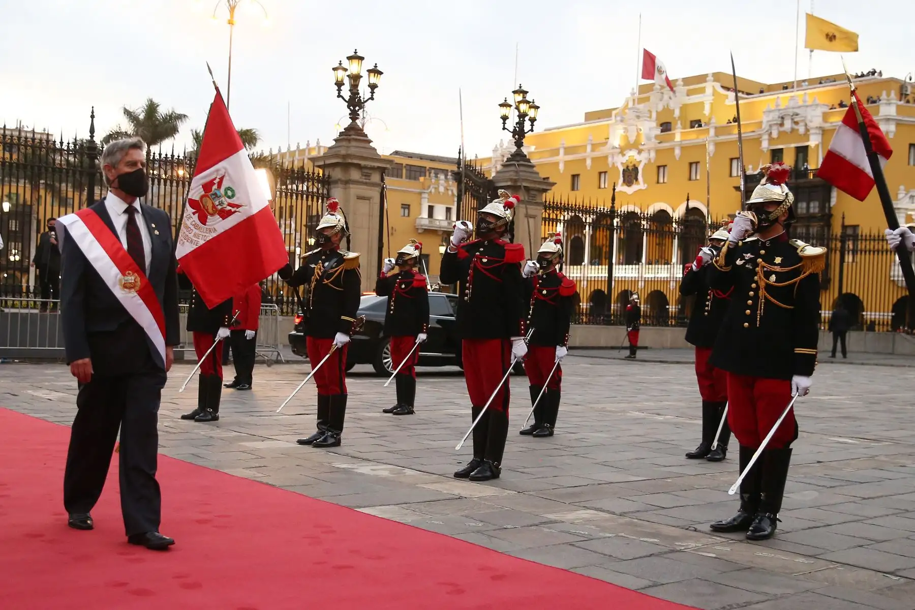 El presidente Francisco Sagasti llegó a la sede del Palacio de Gobierno recibiendo los honores correspondientes a su alta investidura. Foto: ANDINA/Prensa Presidencia