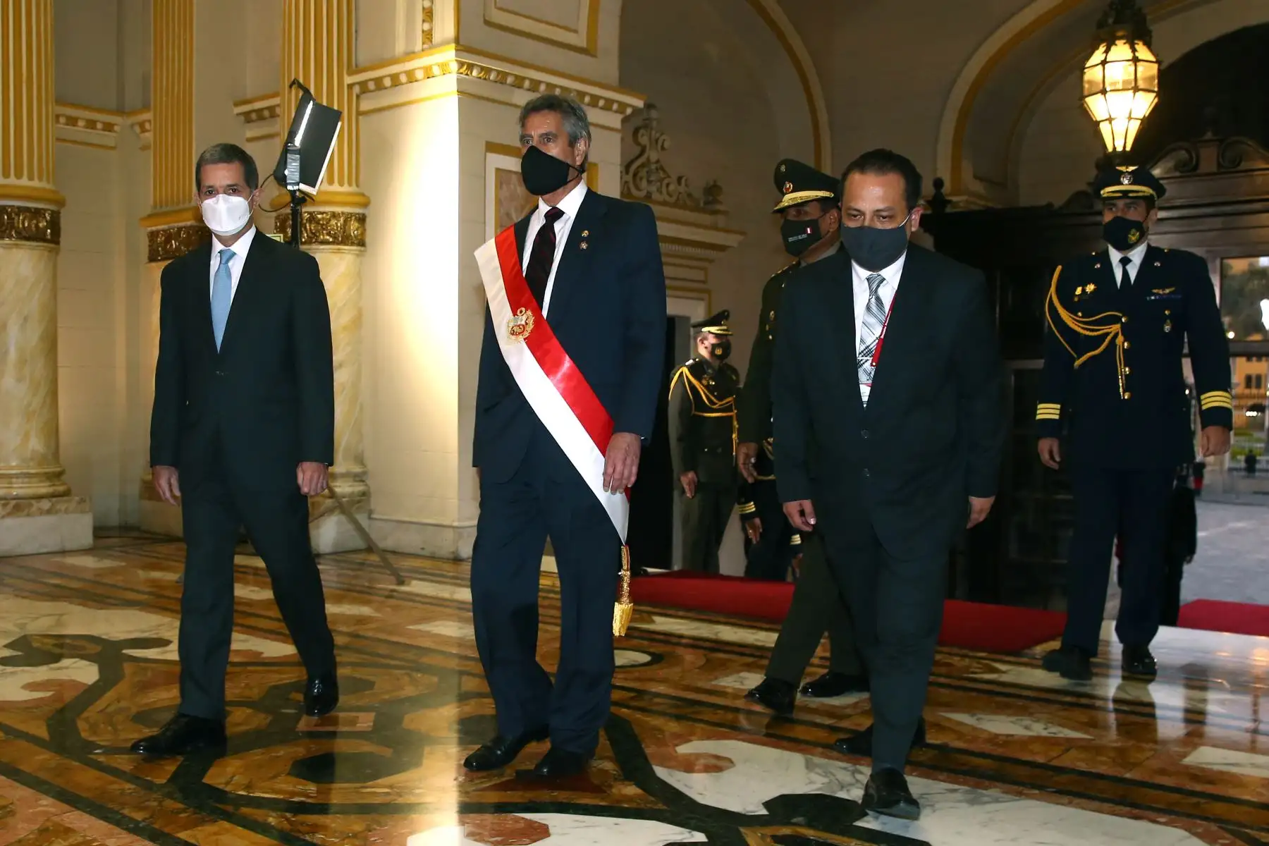 El presidente Francisco Sagasti llegó a la sede del Palacio de Gobierno recibiendo los honores correspondientes a su alta investidura. Foto: ANDINA/Prensa Presidencia