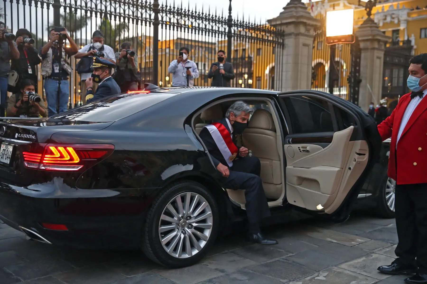El presidente Francisco Sagasti llegó a la sede del Palacio de Gobierno recibiendo los honores correspondientes a su alta investidura. Foto: ANDINA/Prensa Presidencia