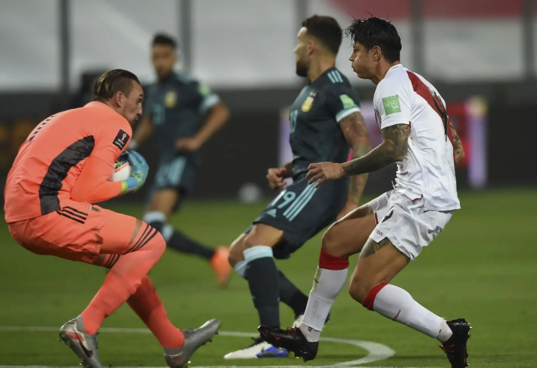 El arquero argentino Franco Armani atrapa el balón junto al peruano Gianluca Lapadula durante su partido de fútbol a puertas cerradas clasificatorio sudamericano para la Copa Mundial de la FIFA 2022 en el Estadio Nacional de Lima. Foto: AFP