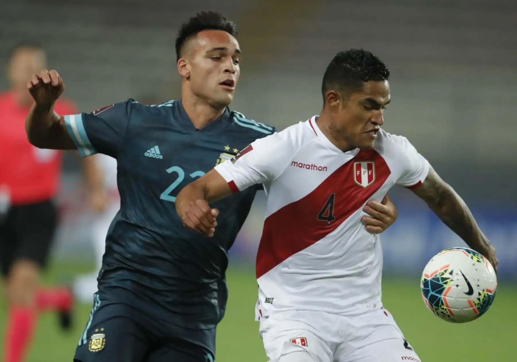 El argentino Lautaro Martínez y el peruano Anderson Santamaría compiten por el balón durante su partido de fútbol a puerta cerrada clasificatorio sudamericano para la Copa Mundial de la FIFA 2022 en el Estadio Nacional de Lima. Foto: AFP
