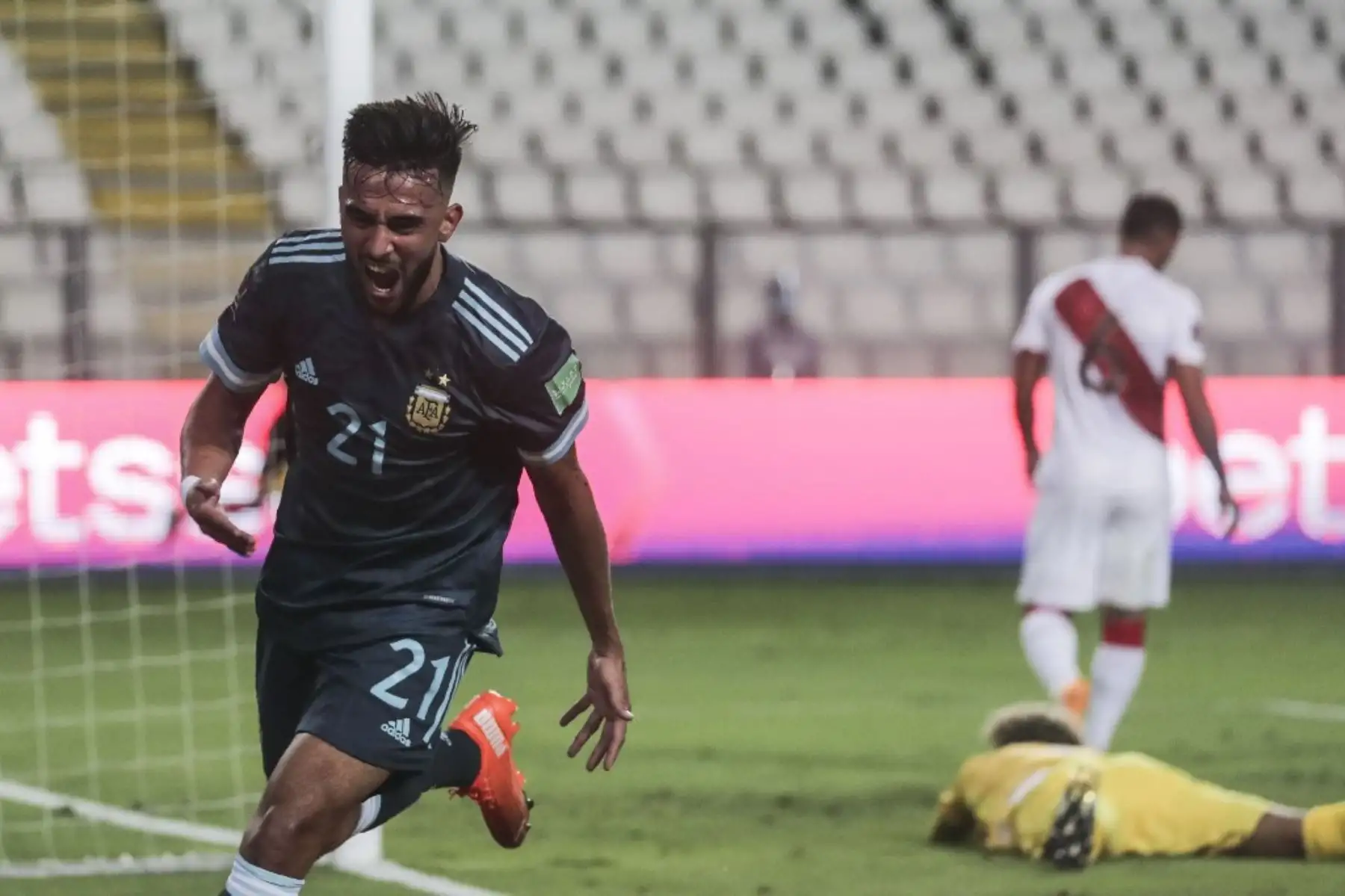 El argentino Nicolás González celebra tras anotar contra Perú durante el partido de fútbol a puertas cerradas clasificatorio sudamericano para la Copa Mundial de la FIFA 2022 en el Estadio Nacional de Lima. Foto: AFP