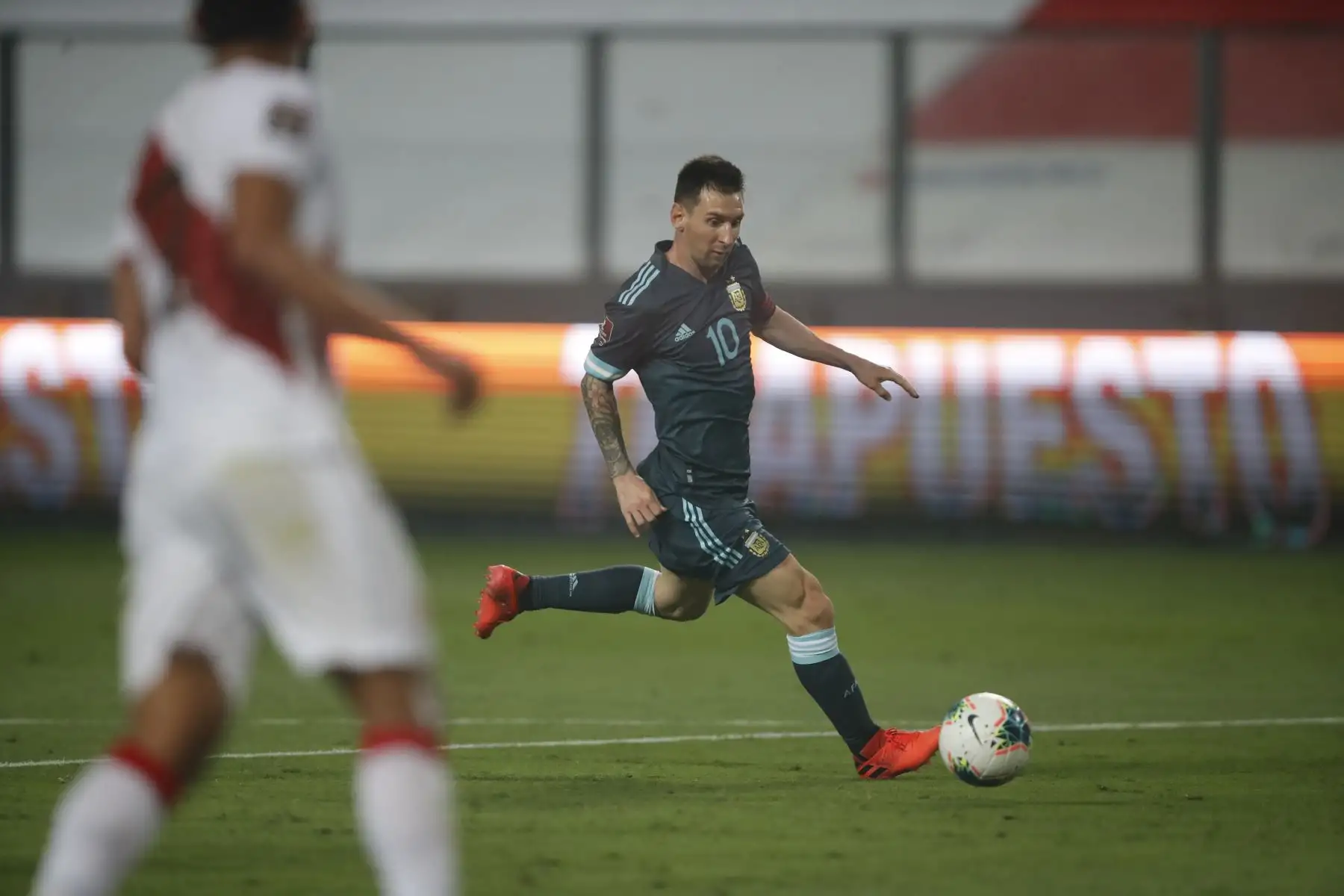Lionel Messi domina el balón. Argentina derrota 2 a 0 a la selección de Perú.

Foto: Pool FPF