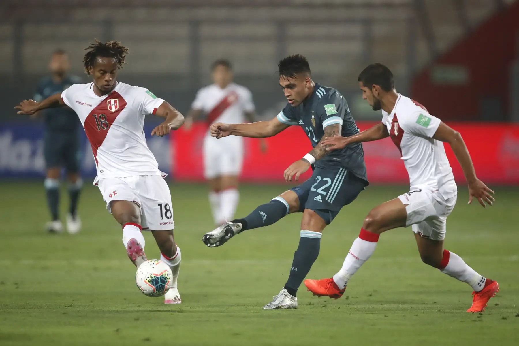 André Carrillo domina el balón. Argentina derrota 2 a 0 a la selección de Perú.

Foto: Pool FPF