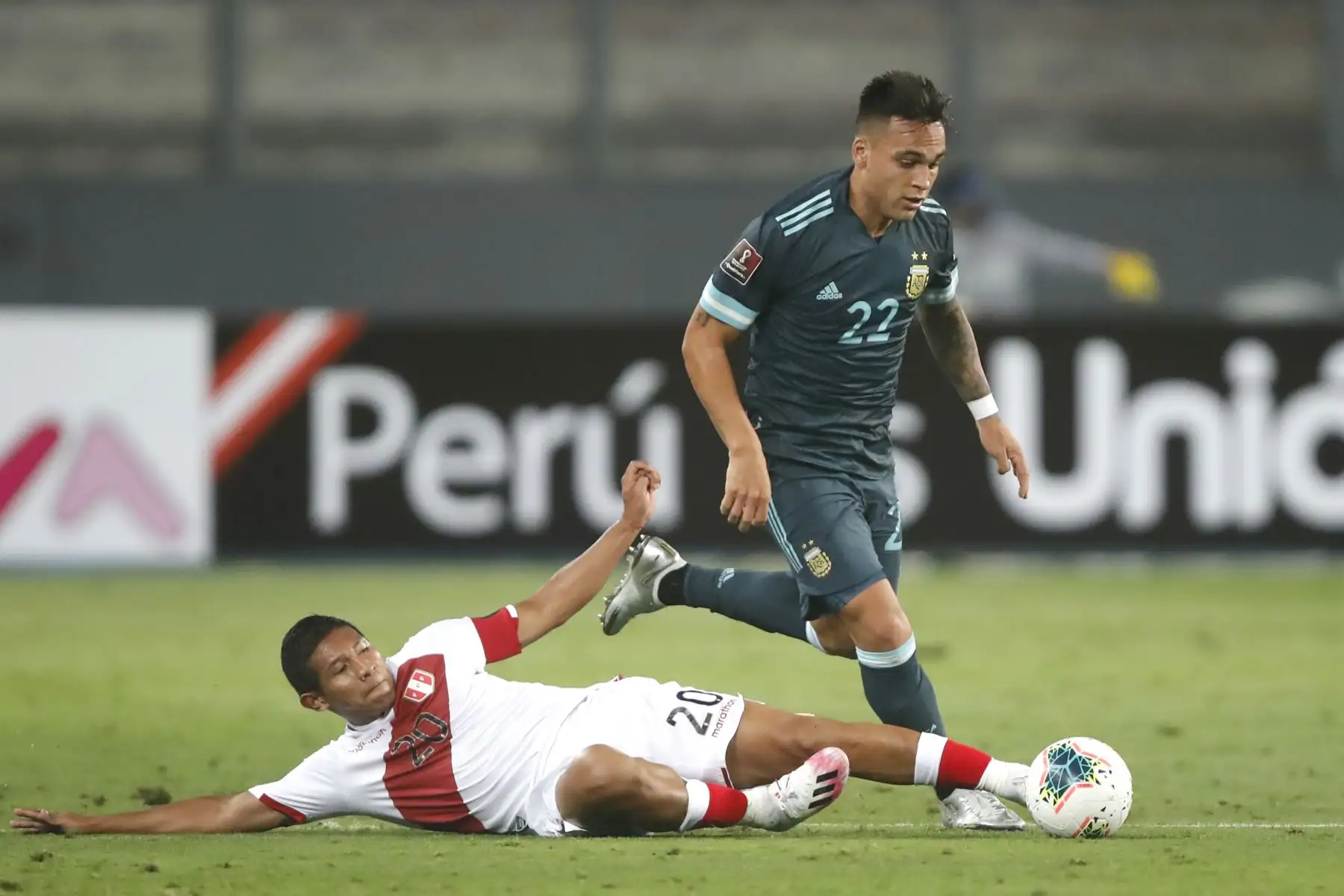 Edison Flores pelea por el balón. Argentina derrota 2 a 0 a la selección de Perú.

Foto: Pool FPF