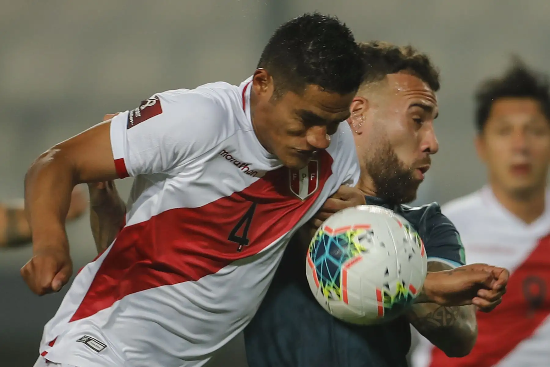 Anderson Santamaría (izq.) De Perú y Nicolás Otamendi de Argentina compiten por el balón durante su partido de fútbol clasificatorio sudamericano para la Copa Mundial de la FIFA 2022 a puertas cerradas en el Estadio Nacional de Lima. Foto: AFP
