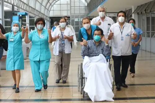 El nuevo coronavirus (covid-19) es una cepa no identificada previamente en humanos, que se propaga de persona a persona, mediante gotitas o partículas acuosas que se quedan en el ambiente al toser o estornudar. También podrías contagiarte si mantienes contacto físico con una persona infectada.