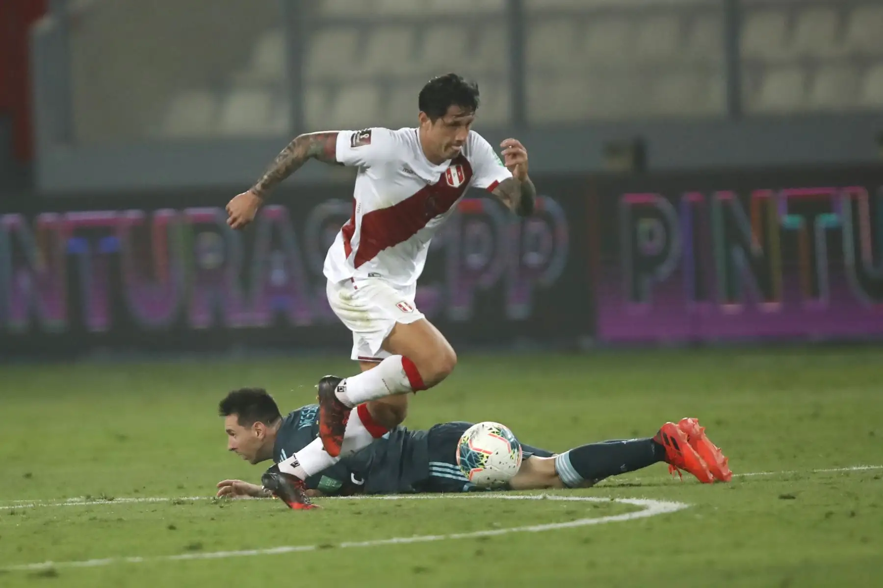Gianluca Lapadula driblea a Lionel Messi. Perú cayó 2-0 ante Argentina en el Estadio Nacional de Lima por la fecha 4 de las eliminatorias rumbo a Qatar 2022. Foto: ANDINA/Juan Carlos Guzmán