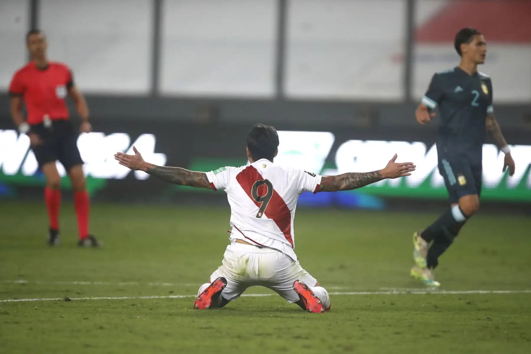 Gianluca Lapadula reclama ante la mirada del árbitro del encuentro tras la derrota de Perú  ante Argentina por 2 a 0 en el Estadio Nacional de Lima por la fecha 4 de las eliminatorias rumbo a Qatar 2022. Foto: Pool FPF