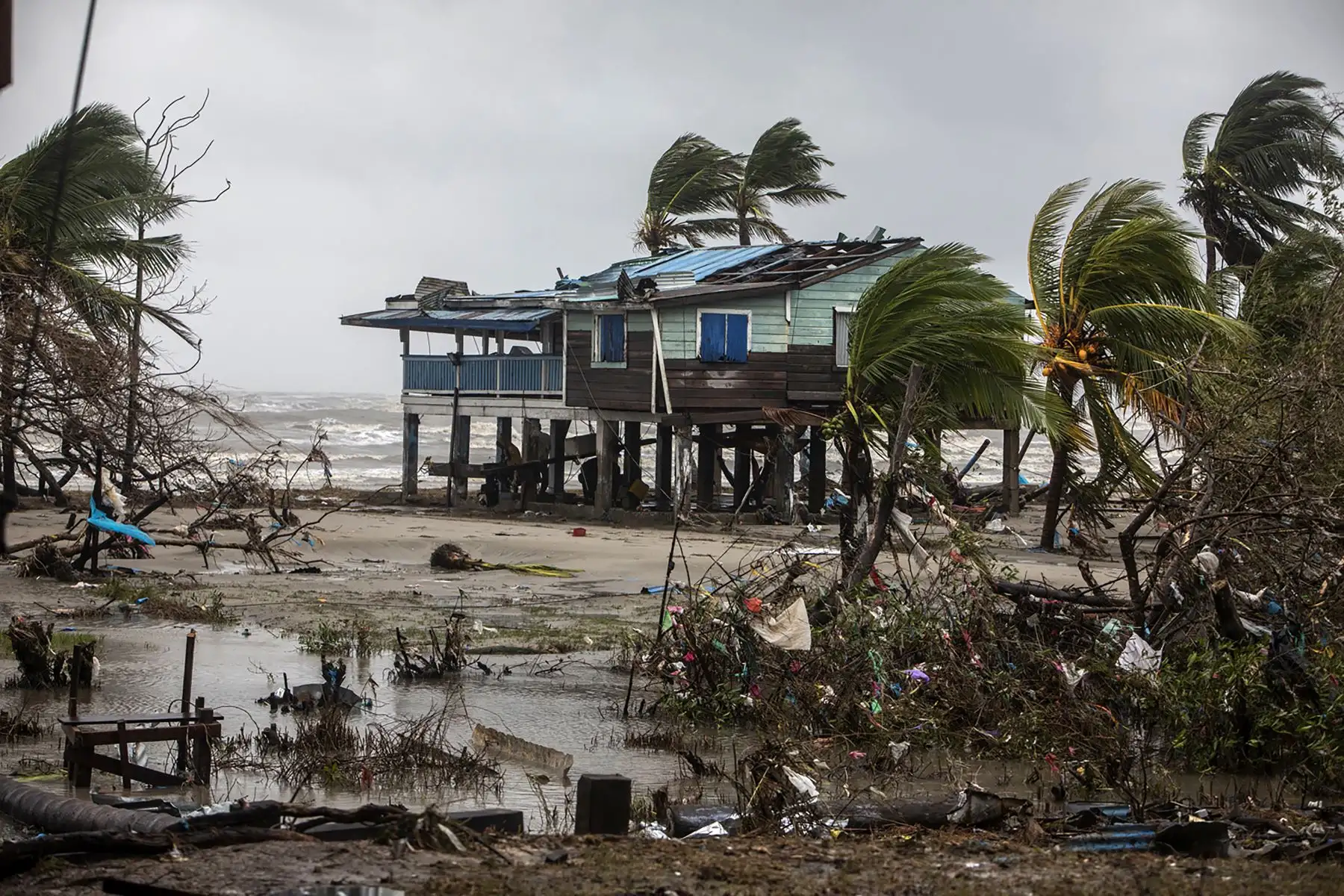 Una casa destruída después del paso del huracán Iota en Bilwi, Nicaragua. La tormenta Iota dejó al menos  nueve personas fallecidas al destrozar casas, arrancar árboles e inundar carreteras durante su avance destructivo en América Central. Foto: AFP