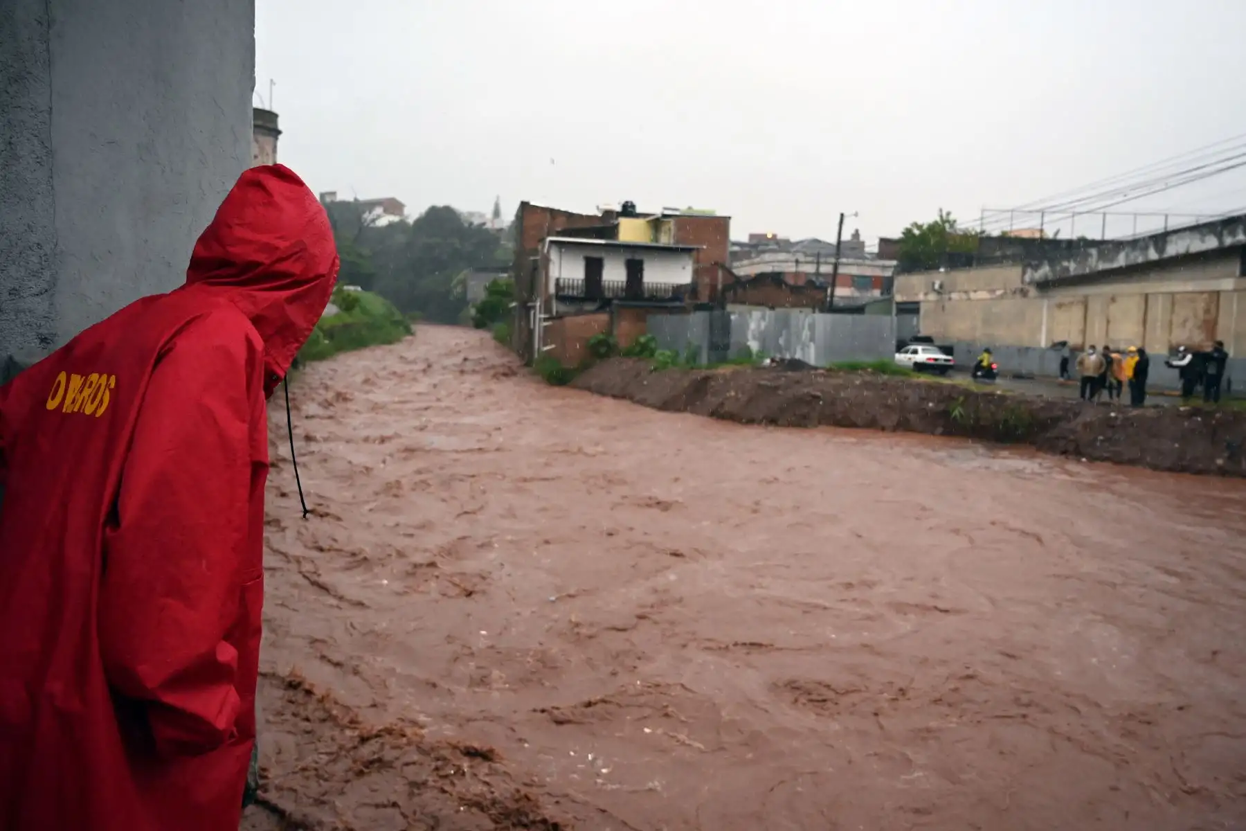 Los lugareños observan el aumento del nivel del río Chiquito, en el barrio La Hoya, en Tegucigalpa, luego del paso del huracán Iota, en Honduras. Foto: AFP