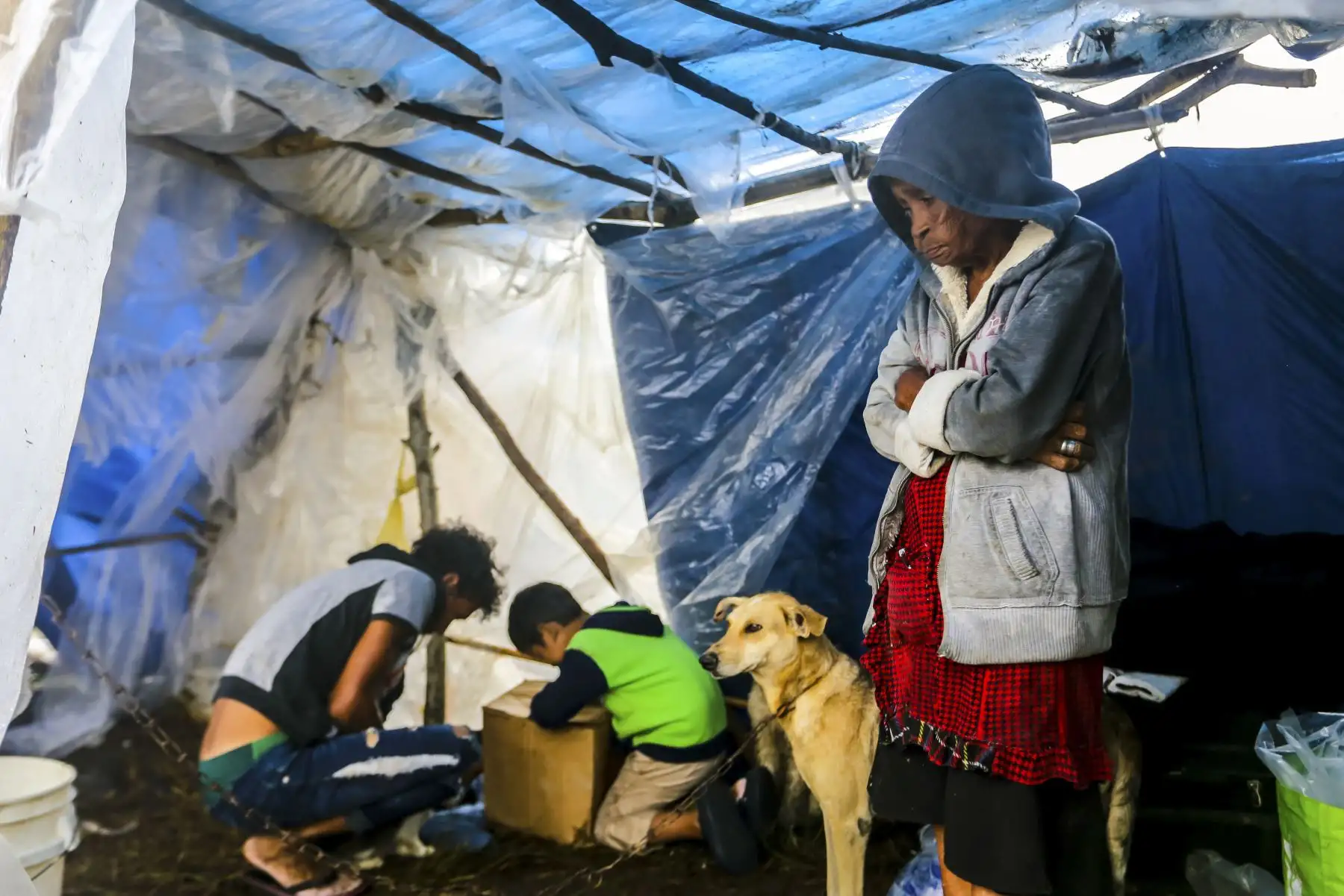 La gente prepara carpas improvisadas antes de la llegada del huracán Iota al municipio de La Lima, departamento de Cortés, norte de Honduras. Foto: AFP