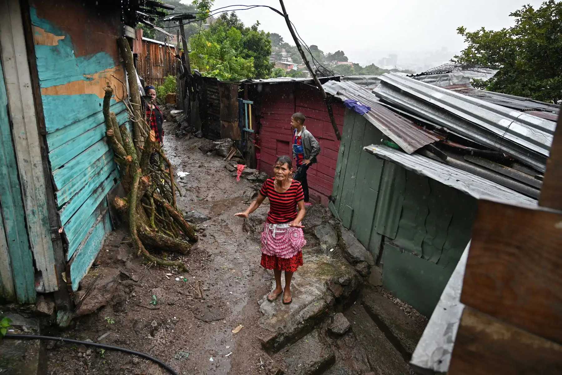 Los residentes se preparan para ser evacuados en medio de la llegada del huracán Iota, en Tegucigalpa, en Honduras. Foto: AFP