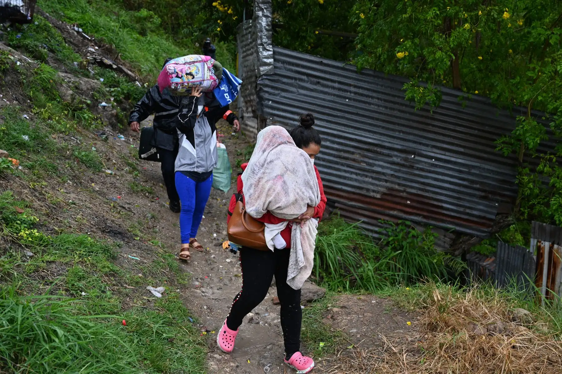 Los residentes llevan sus pertenencias mientras son evacuados en medio de la llegada del huracán Iota, en Tegucigalpa, en Honduras. Foto: AFP
