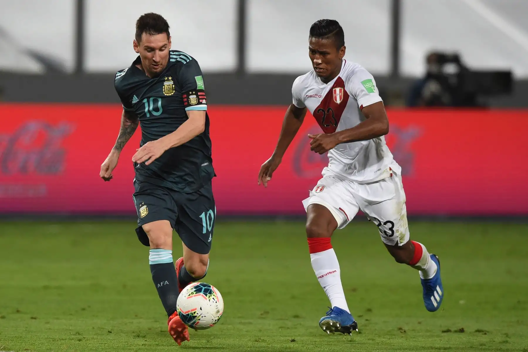 El jugador Pedro Aquino de Perú disputa el balón con Lionel Messi de Argentina durante partido de las Eliminatorias Sudamericanas para el Mundial de Catar 2022, en el estadio Nacional en Lima. Foto: EFE