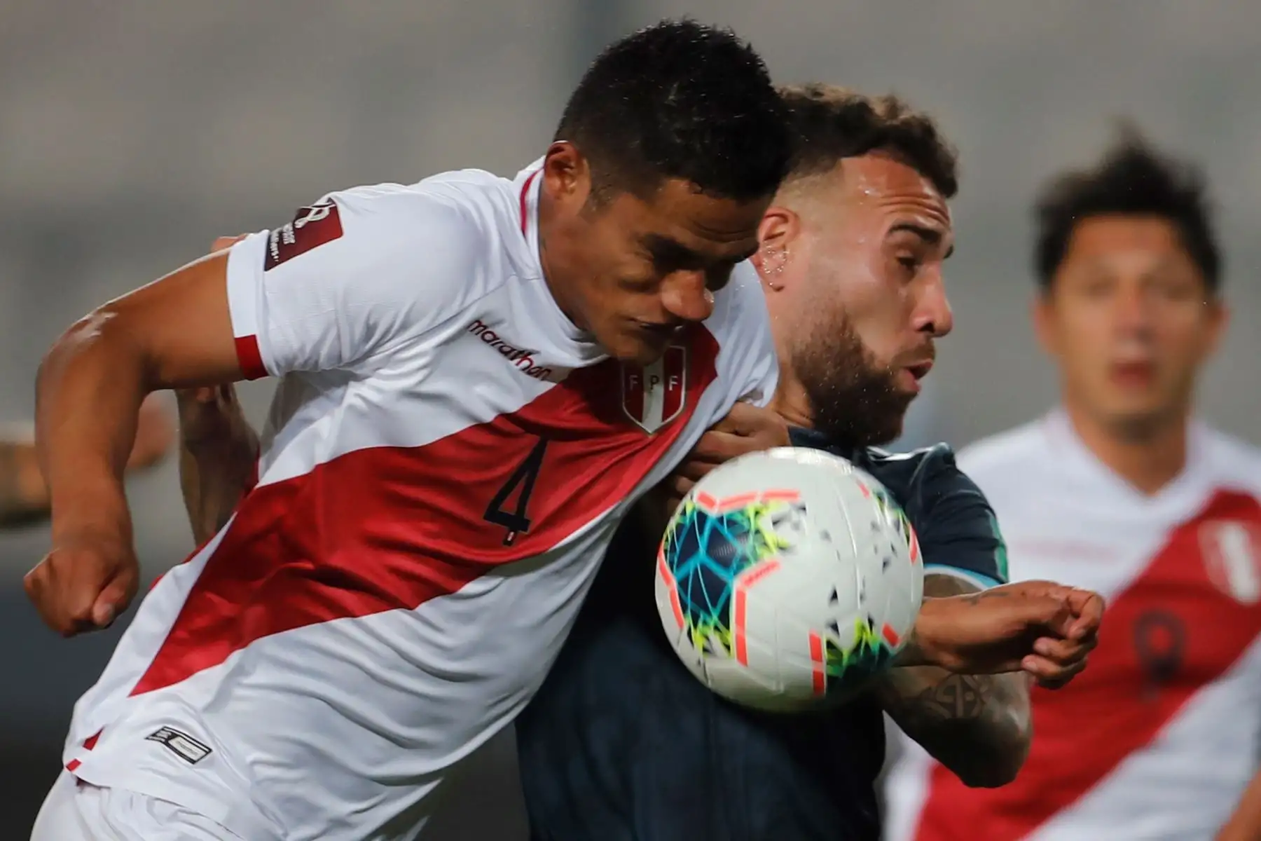 Anderson Santamaria en acción contra el argentino Nicolás Otamendi. Foto: EFE
