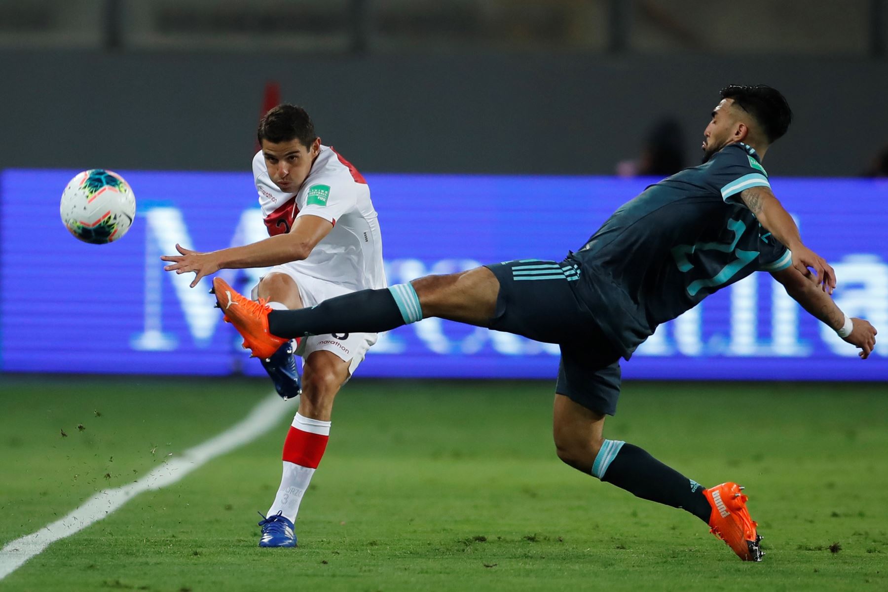 El jugador Aldo Corzo de Perú disputa el balón con Nicolás González de Argentina, durante un partido por las Eliminatorias sudamericanas al Mundial de Catar 2022, en el estadio Nacional de Lima. Foto: EFE