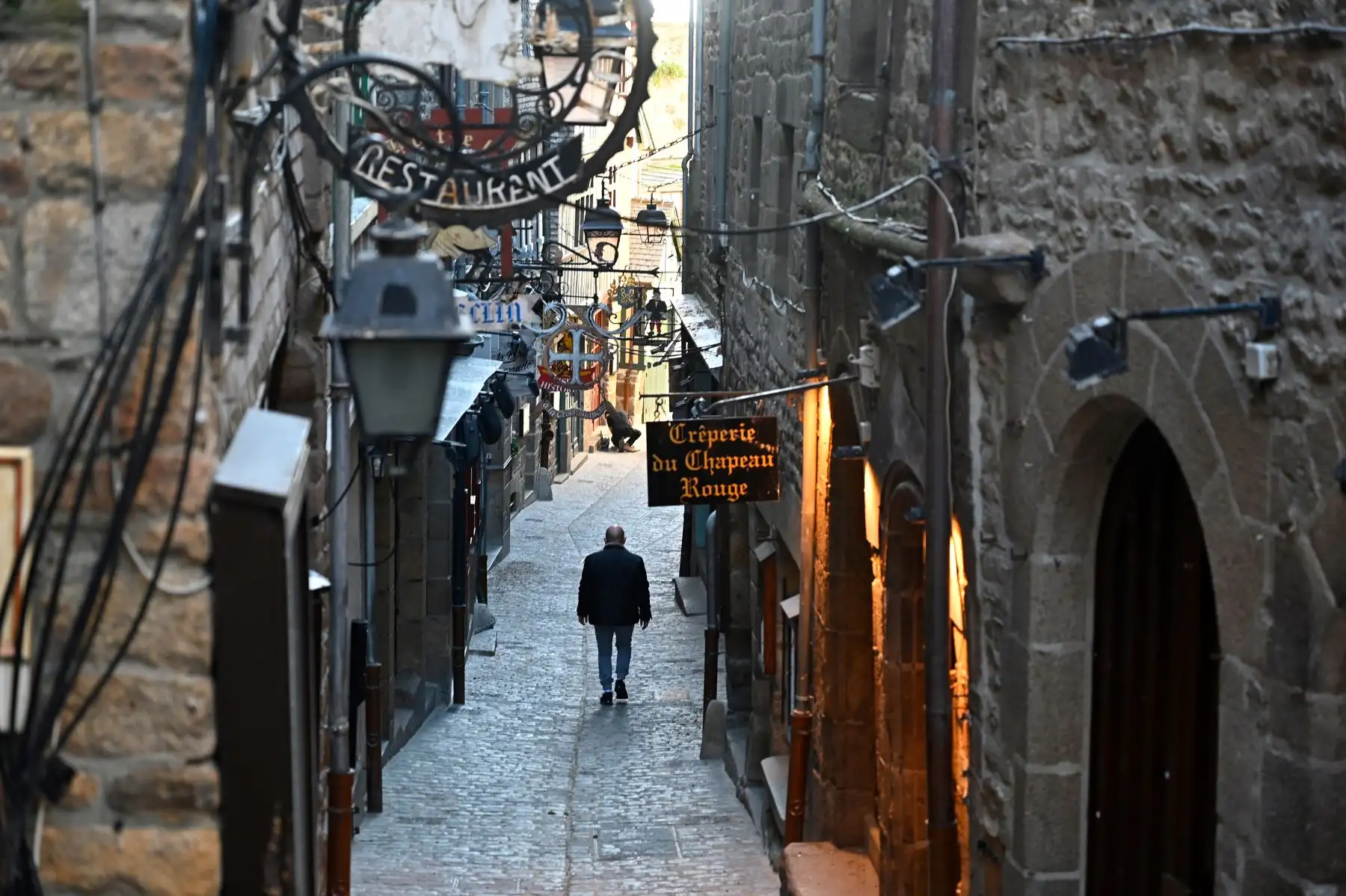 Un hombre camina en Le Mont-Saint-Michel, Normandía, noroeste de Francia, durante un segundo bloqueo destinado a contener la propagación de la pandemia Covid-19. Foto: AFP