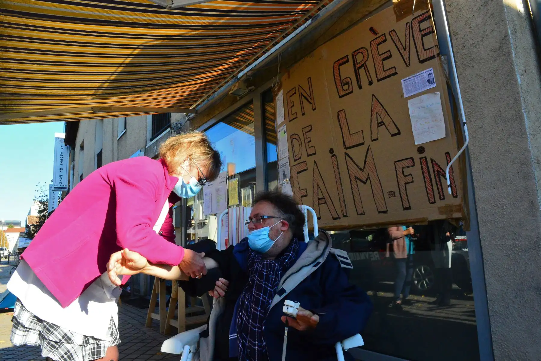 Patrice Reynaud, propietario de una autoescuela, mira a una enfermera que se toma la presión arterial, en Sainte-Foy-la -Grande, suroeste de Francia. Foto: AFP