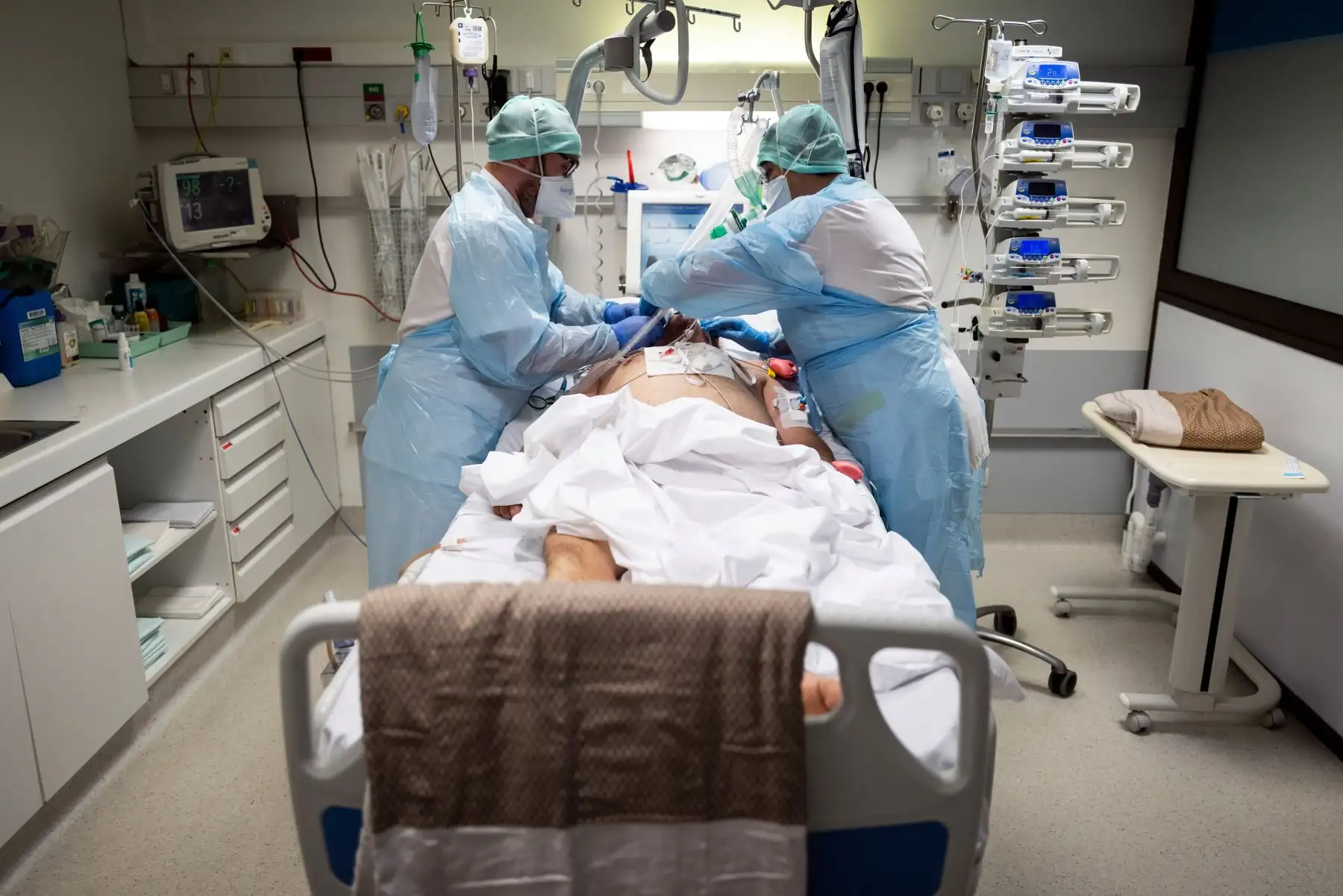 El personal médico atiende a un paciente de Covid-19 en la unidad de cuidados intensivos de la clínica de Occitanie en Muret, cerca de Toulouse, en el sur de Francia. Foto: AFP