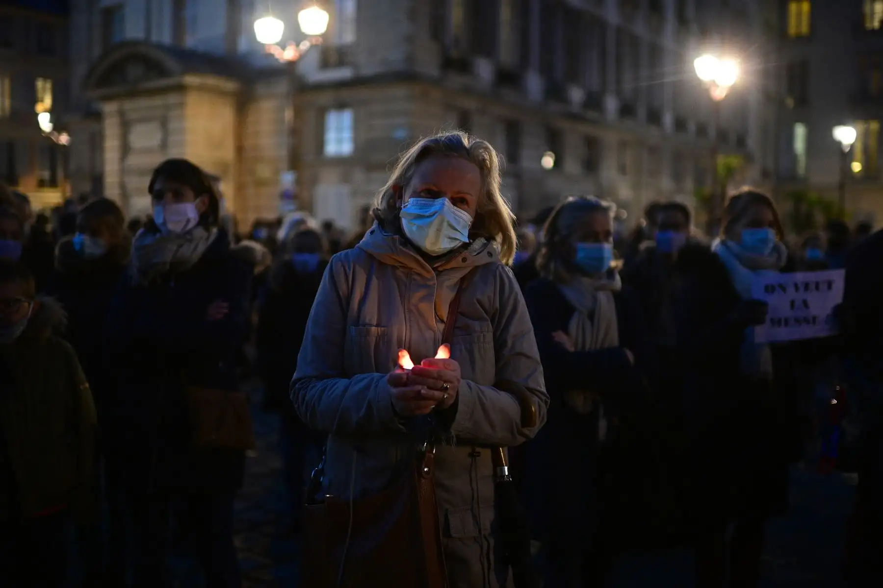 Los fieles católicos participan en una manifestación para protestar contra las restricciones de COVID-19 bajo las cuales las masas están prohibidas en las iglesias, en Versalles. Foto: AFP