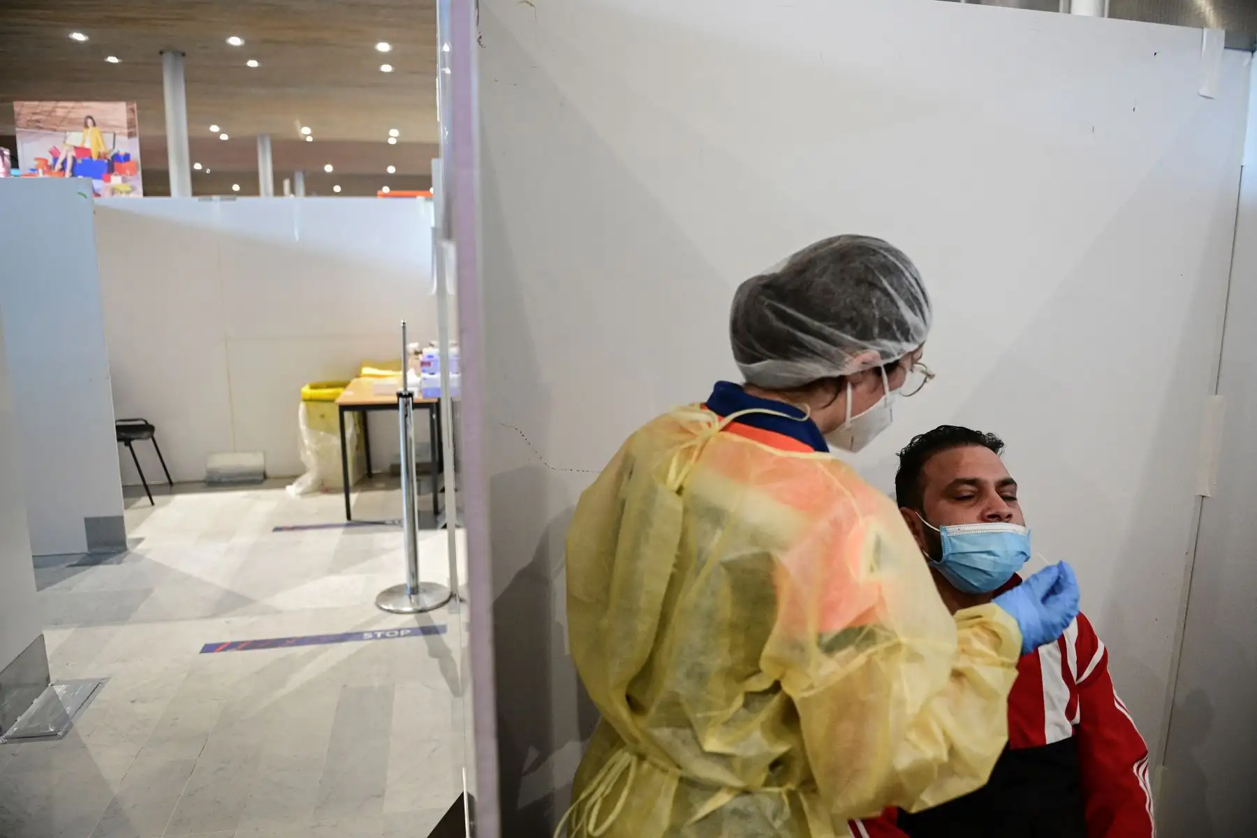 Una enfermera realiza una prueba de coronavirus en el aeropuerto Paris Roissy Charles De Gaulle, en Francia. Foto: AFP
