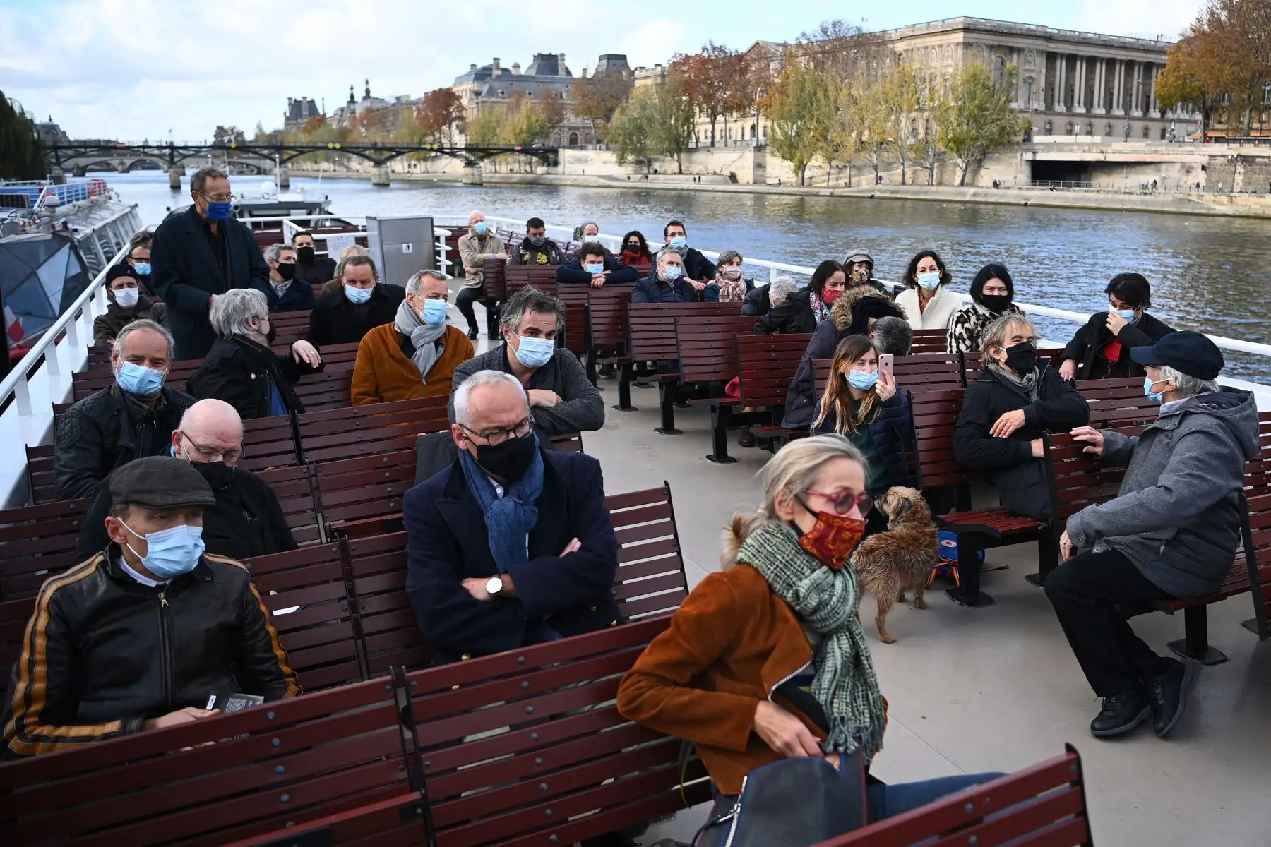 Escritores y editores se reúnen en un barco por el río Sena para participar en el acto II del movimiento para la reapertura de librerías en París, una semana después de las medidas de un nuevo bloqueo para frenar la propagación de el brote de Covid-19. Foto: AFP