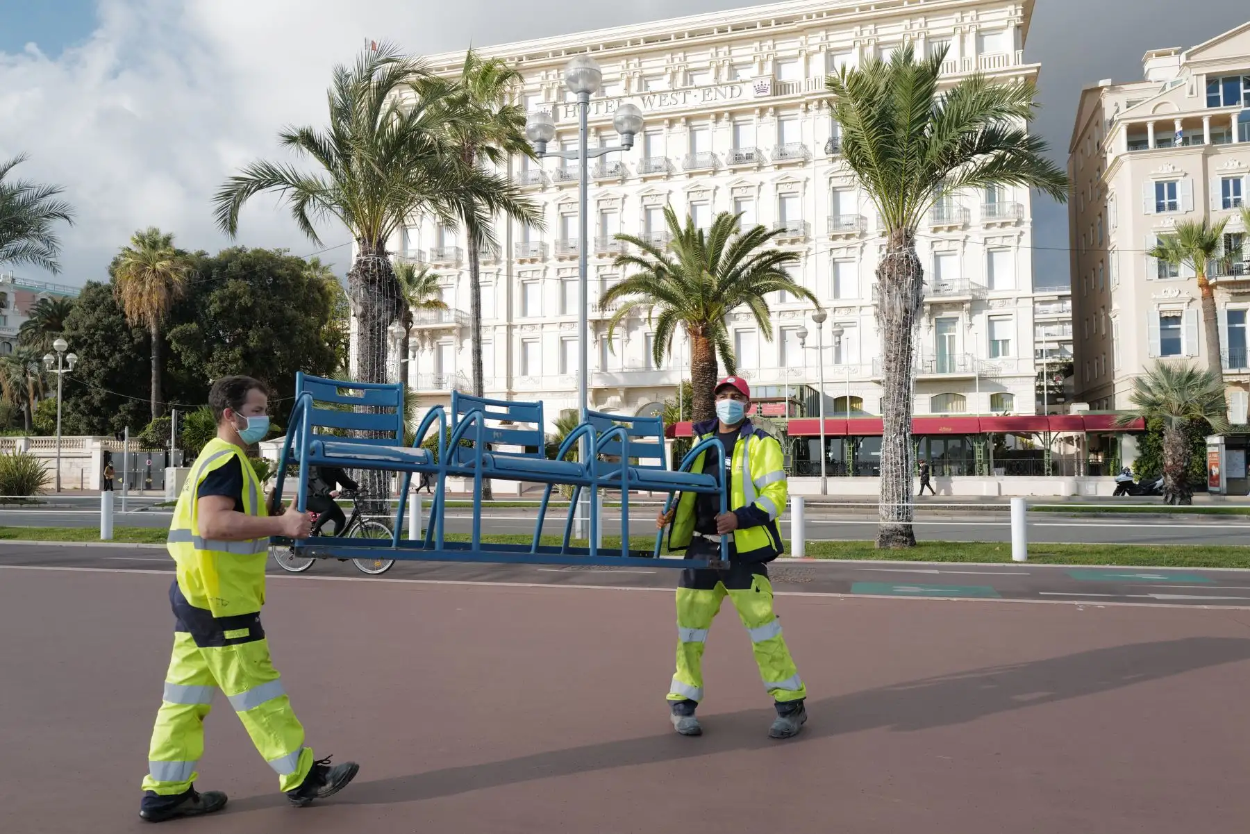 Los empleados del municipio retiran las famosas sillas azules en el "Promenade des anglais" en Niza, sur de Francia, durante el cierre nacional destinado a frenar la propagación de la pandemia Covid-19. Foto: AFP