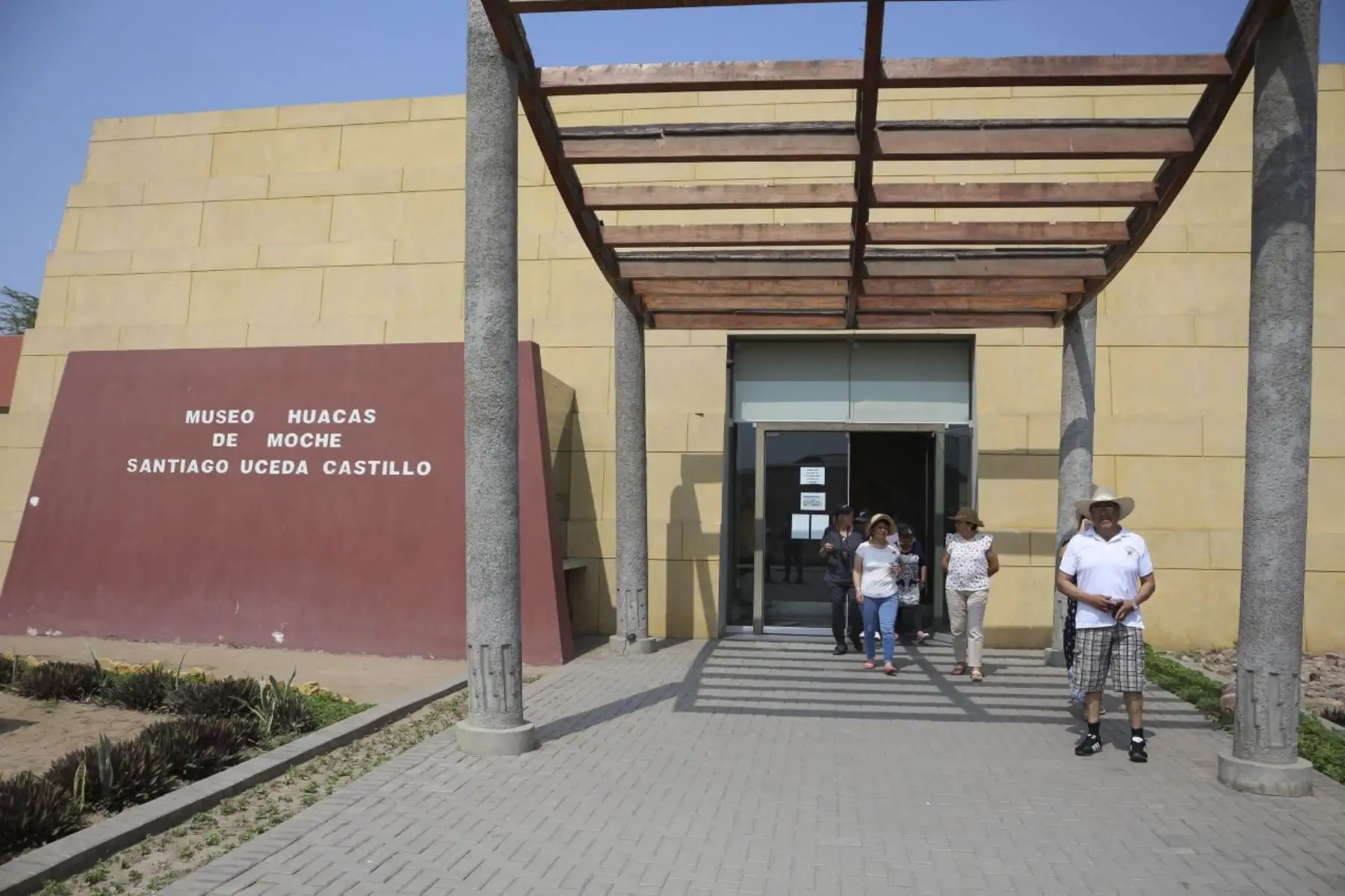 La huaca de la Luna, ubicada en la provincia de Trujillo, región La Libertad, recibió un total de 120 visitantes, entre nacionales y extranjeros, durante la primera semana de reanudación de la actividad turística, informó el director del Proyecto Arqueológico Huacas de Moche, Ricardo Morales Gamarra. Foto: Luis Puel