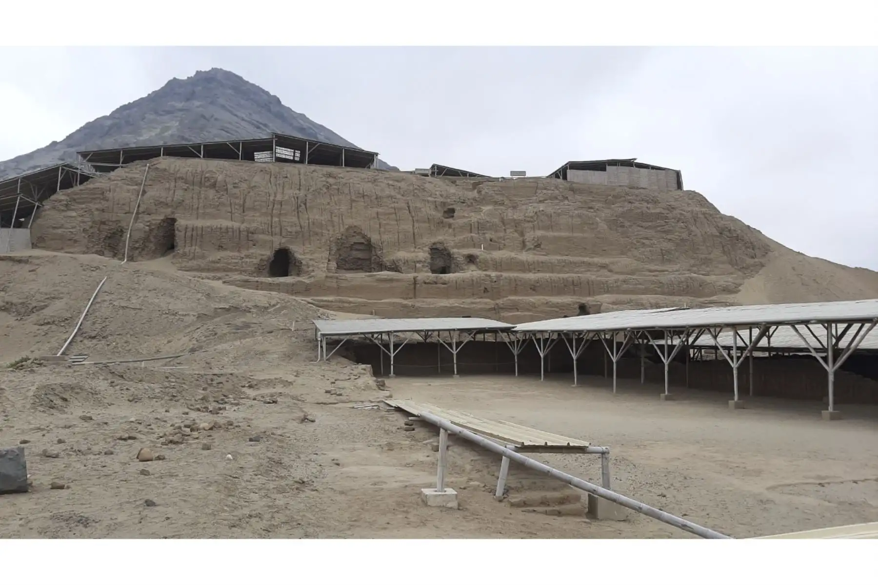 La huaca de la Luna, ubicada en la provincia de Trujillo, región La Libertad, recibió un total de 120 visitantes, entre nacionales y extranjeros, durante la primera semana de reanudación de la actividad turística, informó el director del Proyecto Arqueológico Huacas de Moche, Ricardo Morales Gamarra. Foto: Luis Puel
