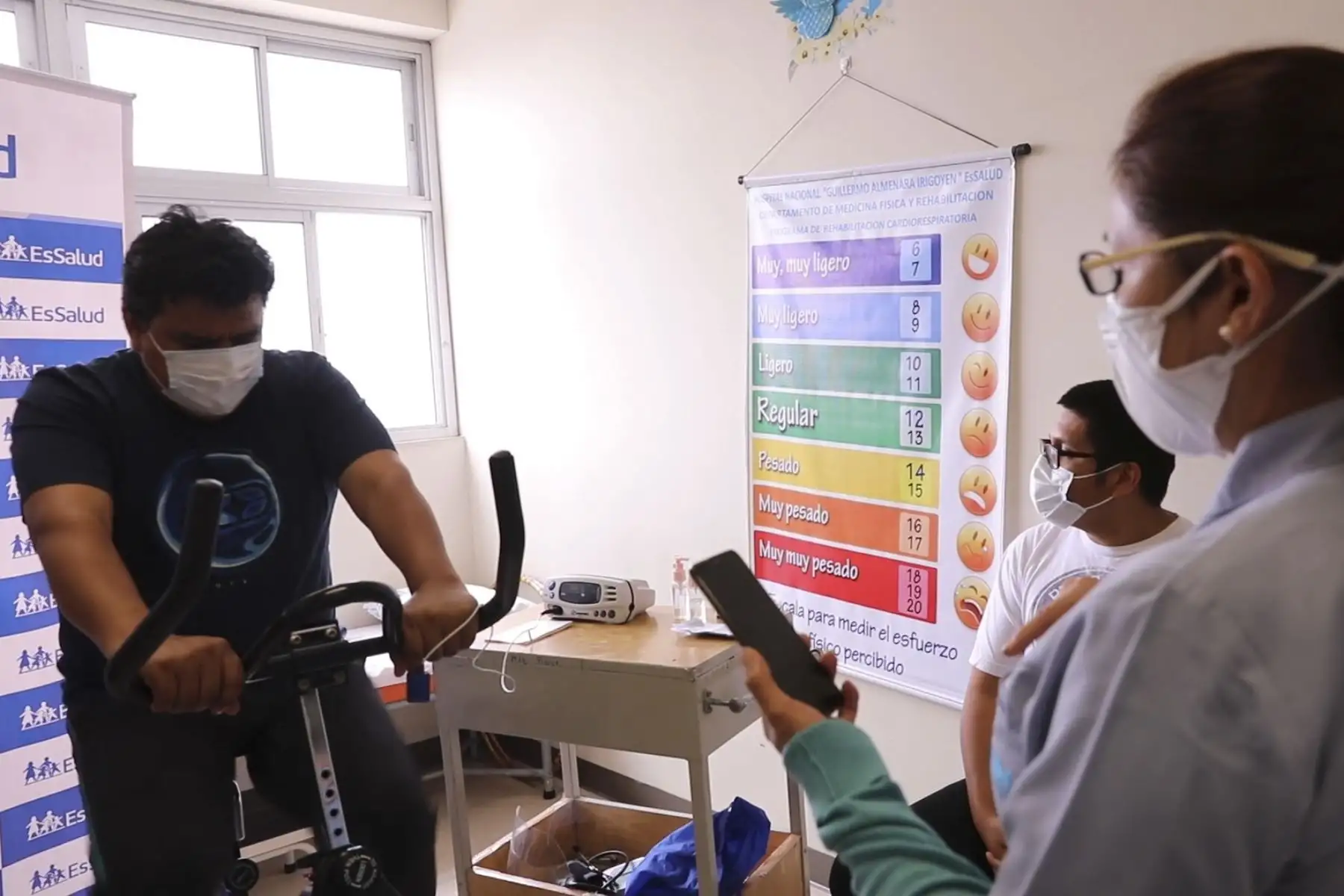 Médicos de EsSalud que vencieron el Covid-19 realizan terapias de rehabilitación para volver a la primera línea de batalla. Foto: Essalud