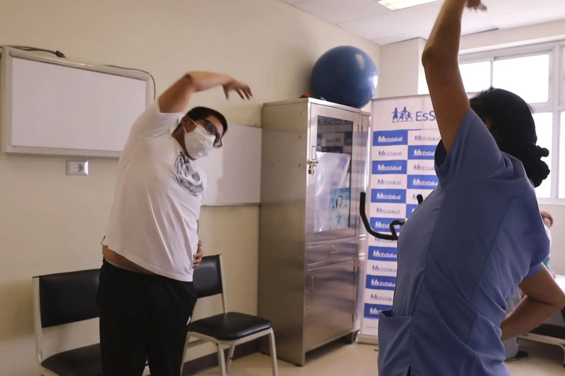 Médicos de EsSalud que vencieron el Covid-19 realizan terapias de rehabilitación para volver a la primera línea de batalla. Foto: Essalud