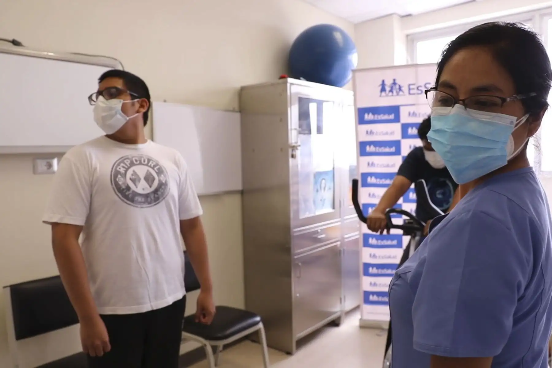 Médicos de EsSalud que vencieron el Covid-19 realizan terapias de rehabilitación para volver a la primera línea de batalla. Foto: Essalud