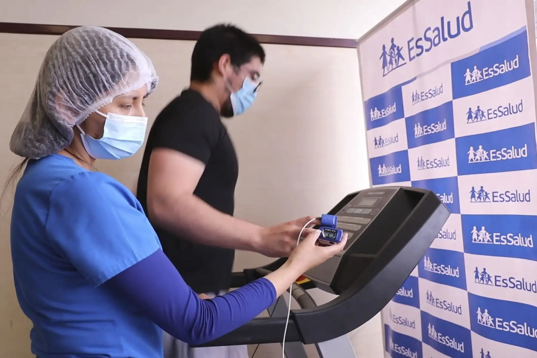 Médicos de EsSalud que vencieron el Covid-19 realizan terapias de rehabilitación para volver a la primera línea de batalla. Foto: Essalud