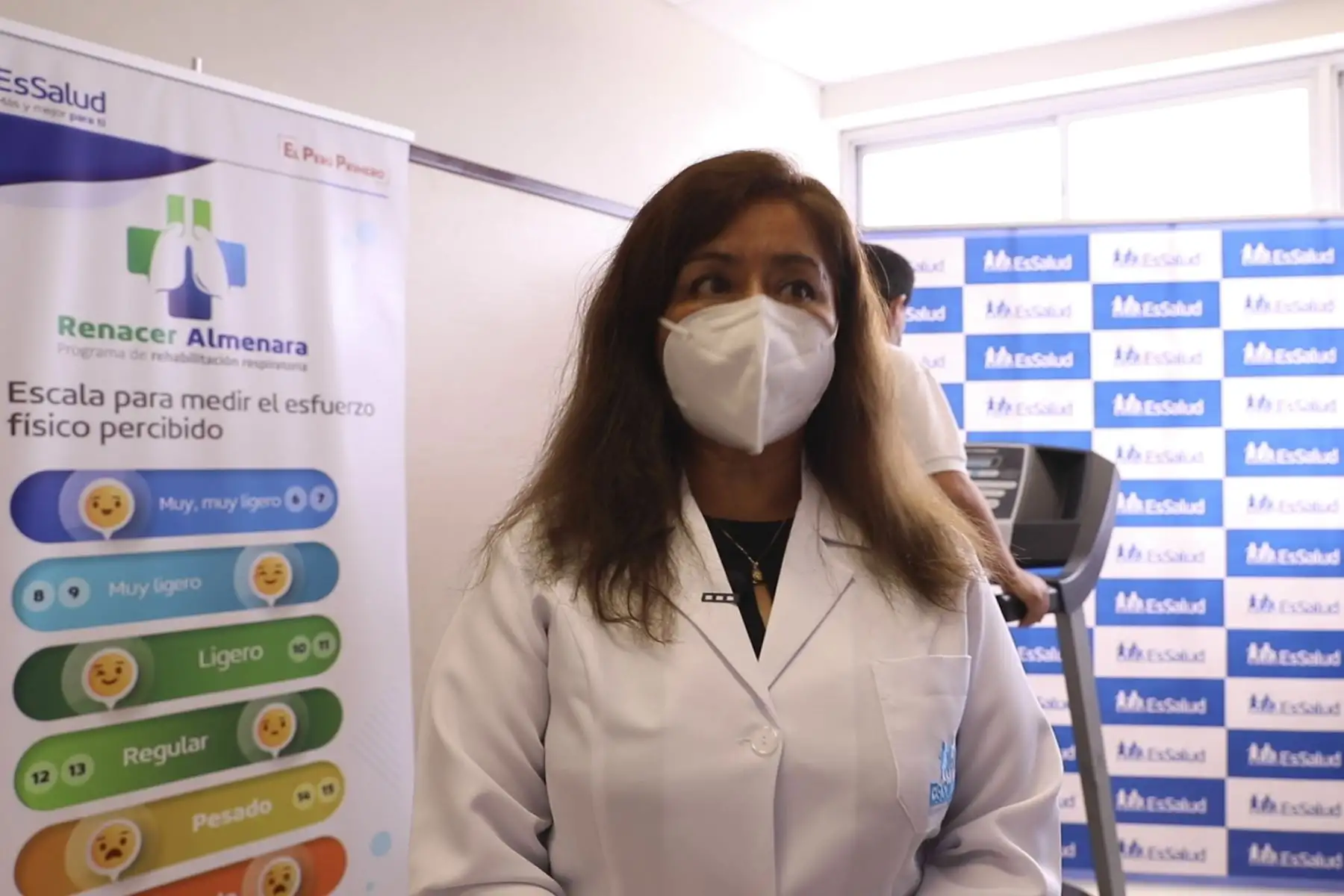 Médicos de EsSalud que vencieron el Covid-19 realizan terapias de rehabilitación para volver a la primera línea de batalla. Foto: Essalud
