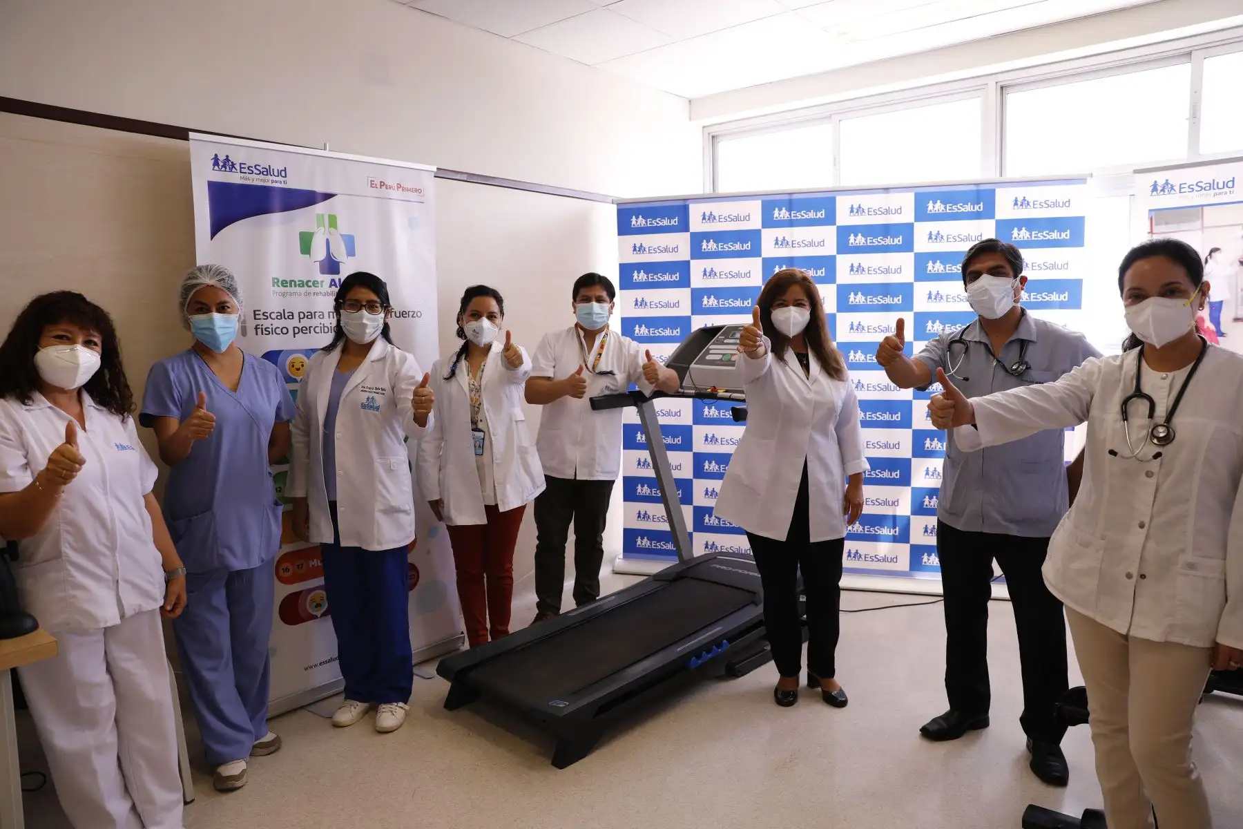 Médicos de EsSalud que vencieron el Covid-19 realizan terapias de rehabilitación para volver a la primera línea de batalla. Foto: Essalud