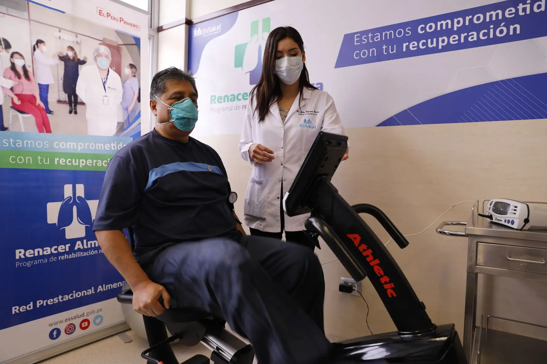 Médicos de EsSalud que vencieron el Covid-19 realizan terapias de rehabilitación para volver a la primera línea de batalla. Foto: Essalud